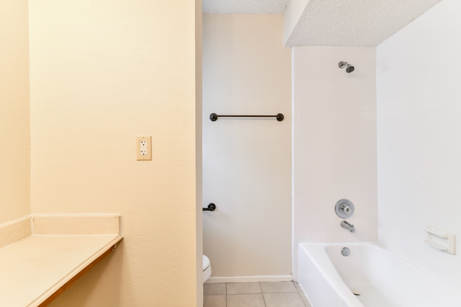 17411 Glenhew Road Humble, TX 77396 - Photo 10 of 14 a bathroom with a bathtub