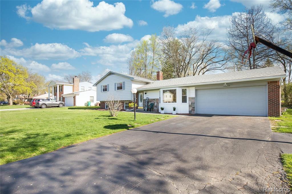 32339 Bonnet Hill Road Farmington Hills, MI 48334 - Photo 2 of 28