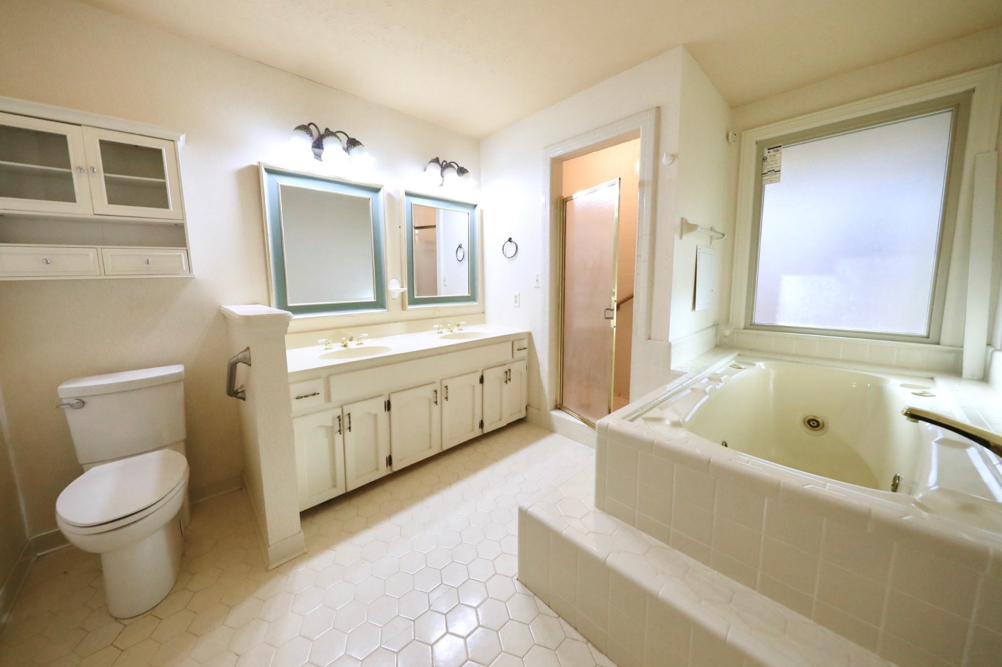 6982 New Chapel Road Springfield, TN 37172 - Photo 13 of 32 a bathroom with a tub sink toilet and mirror