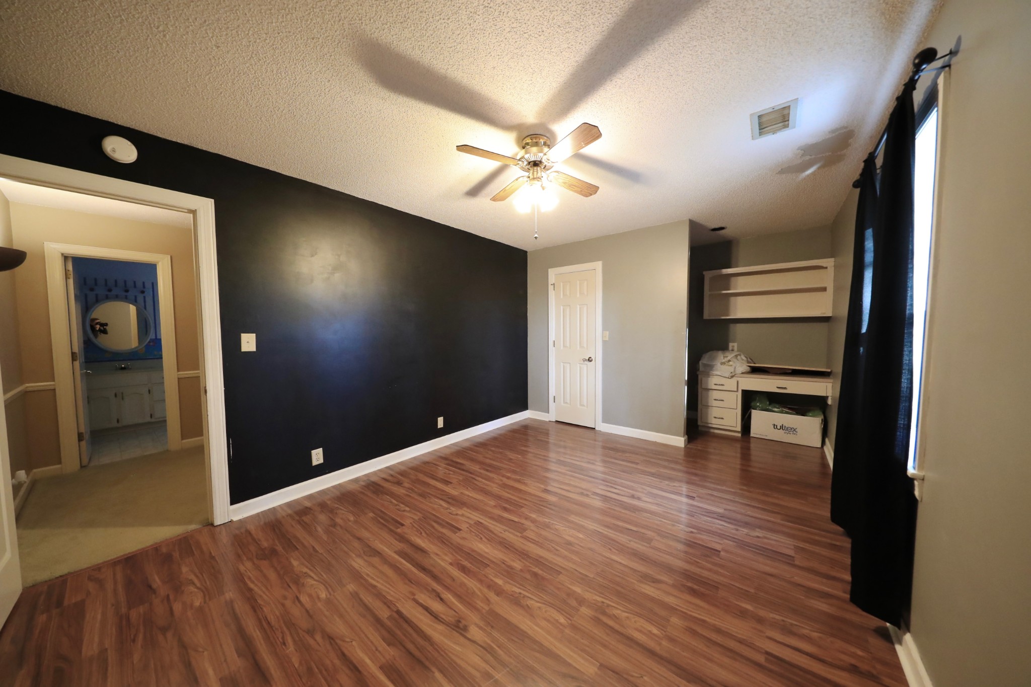 6982 New Chapel Road Springfield, TN 37172 - Photo 19 of 32 a view of an empty room and a kitchen