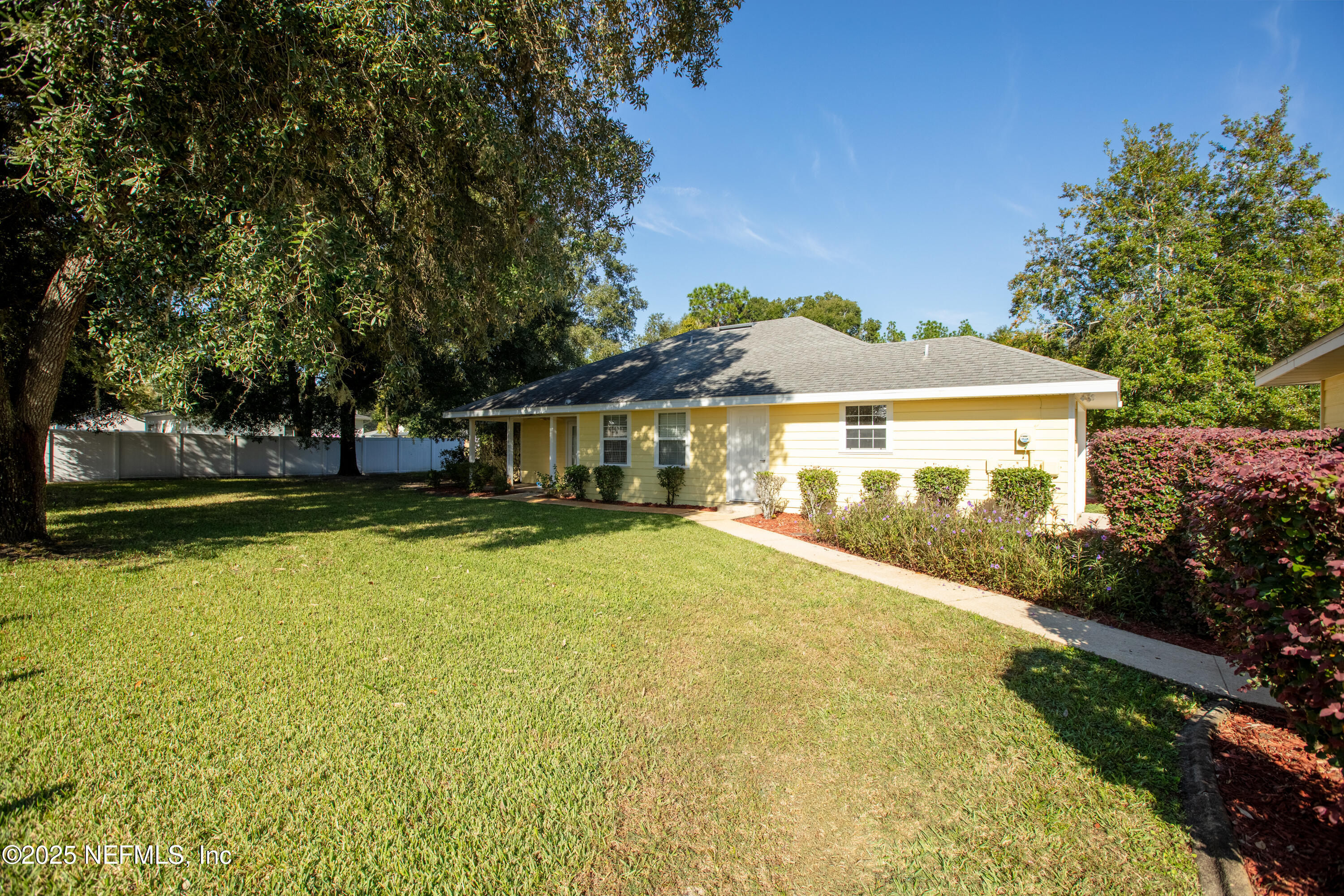 618 Southeast 44th Street Keystone Heights, FL 32656 - Photo 12 of 66 a front view of a house with a garden
