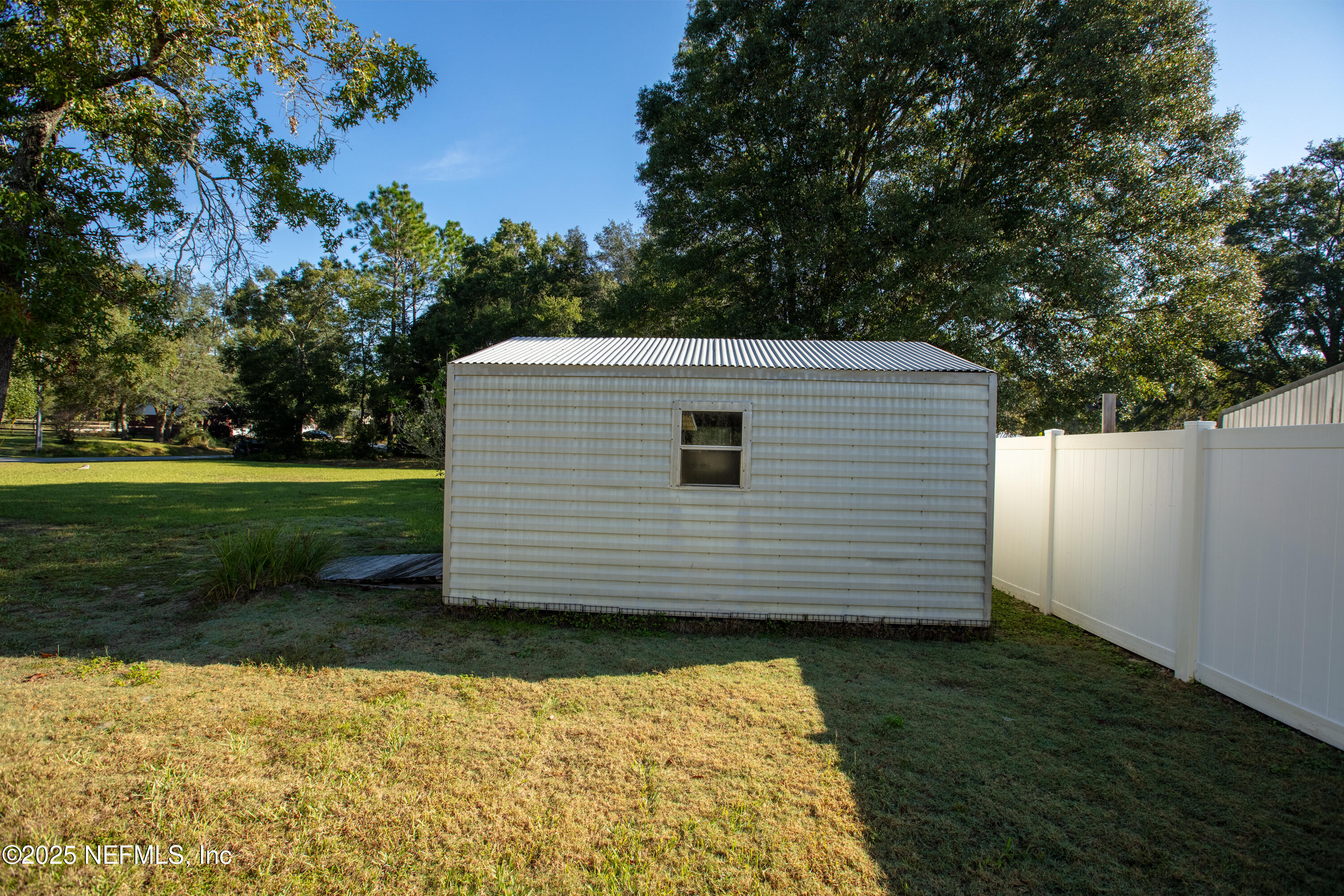618 Southeast 44th Street Keystone Heights, FL 32656 - Photo 14 of 66 a view of a backyard of the house