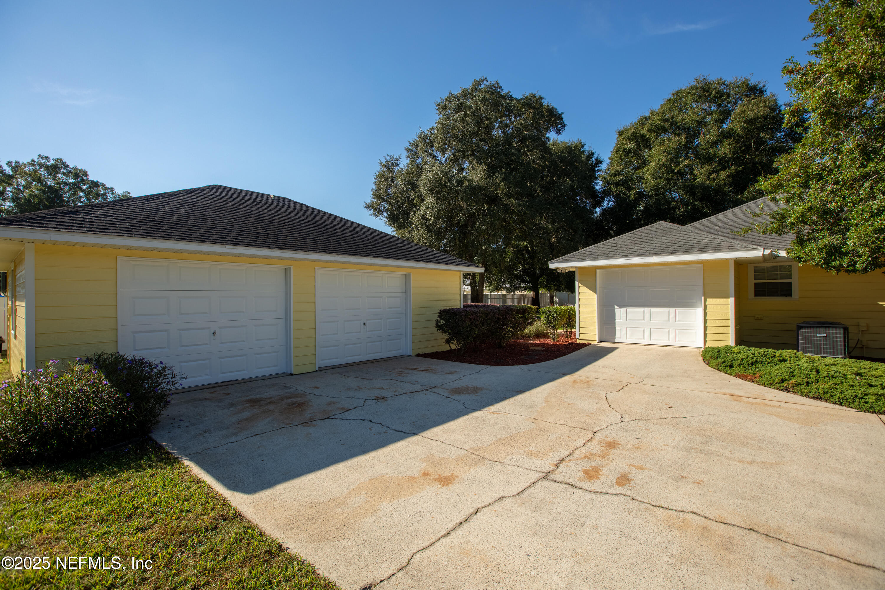 618 Southeast 44th Street Keystone Heights, FL 32656 - Photo 20 of 66 a front view of a house with a yard