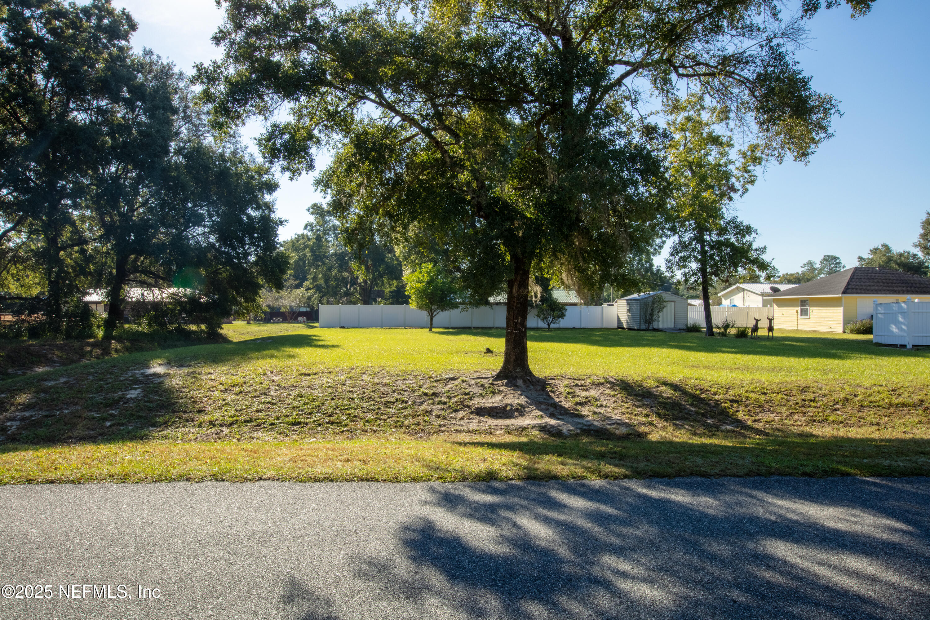 618 Southeast 44th Street Keystone Heights, FL 32656 - Photo 2 of 66 a view of a swimming pool with a yard