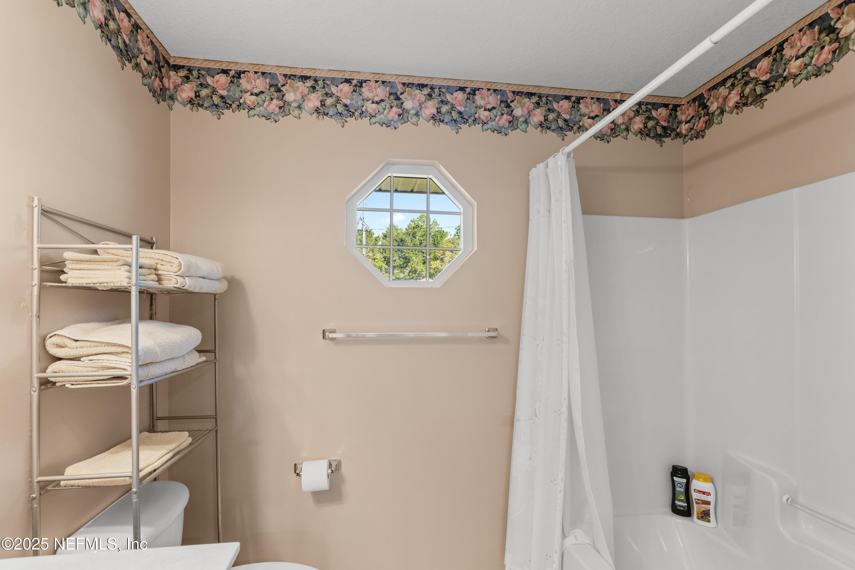 618 Southeast 44th Street Keystone Heights, FL 32656 - Photo 39 of 66 a bathroom with a toilet and a shower curtain
