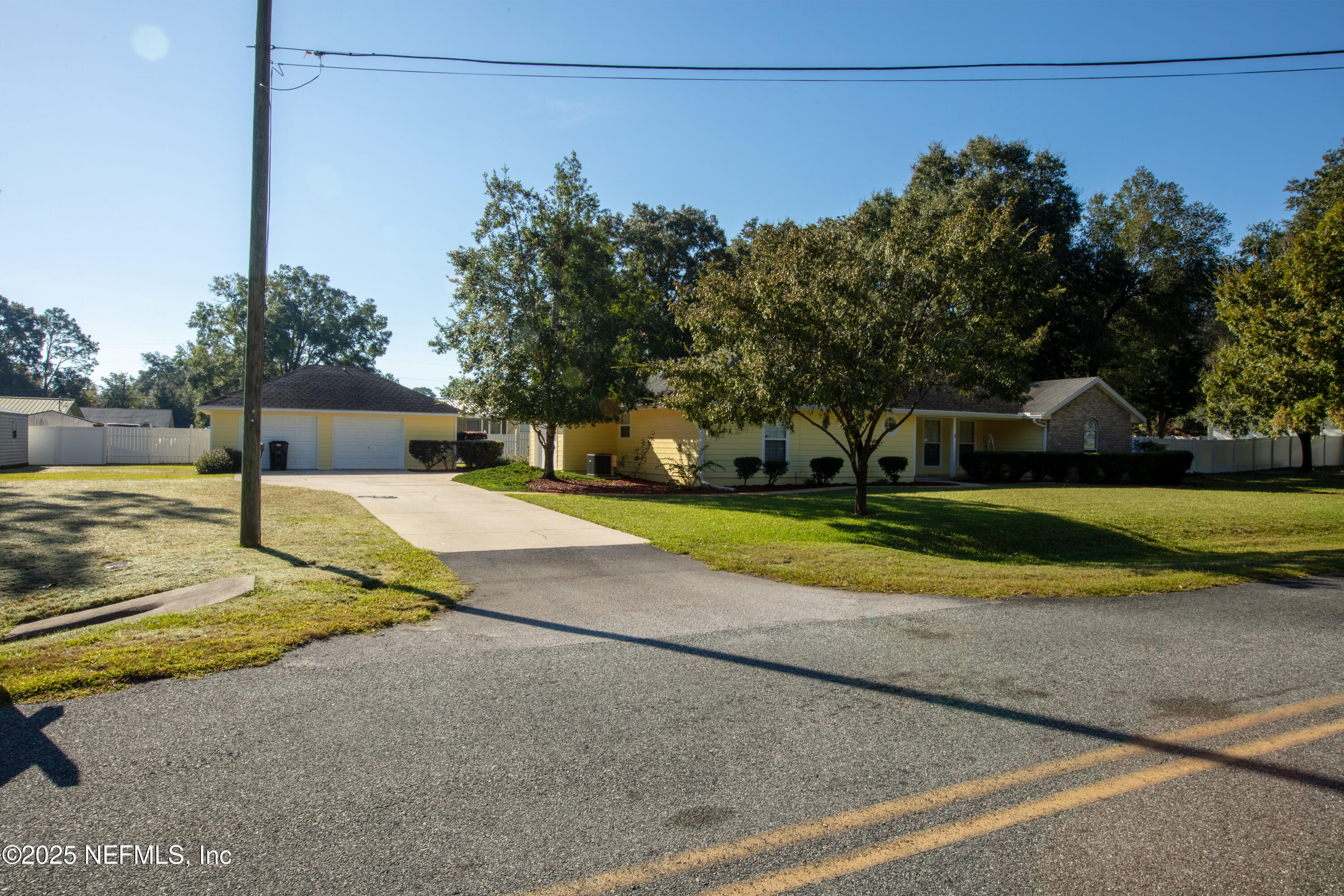 618 Southeast 44th Street Keystone Heights, FL 32656 - Photo 4 of 66 a view of a house with a yard