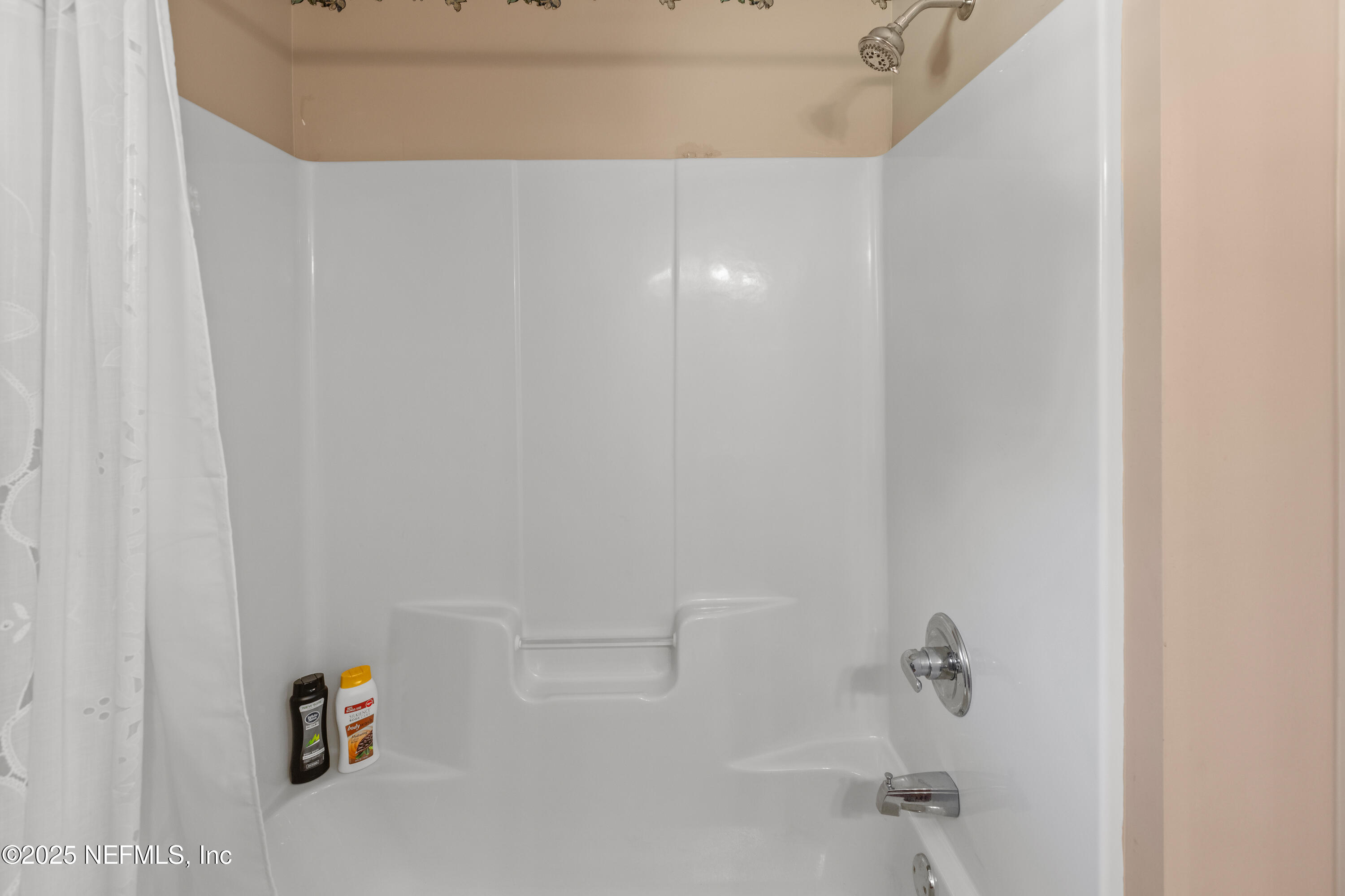 618 Southeast 44th Street Keystone Heights, FL 32656 - Photo 41 of 66 a close up of a shower