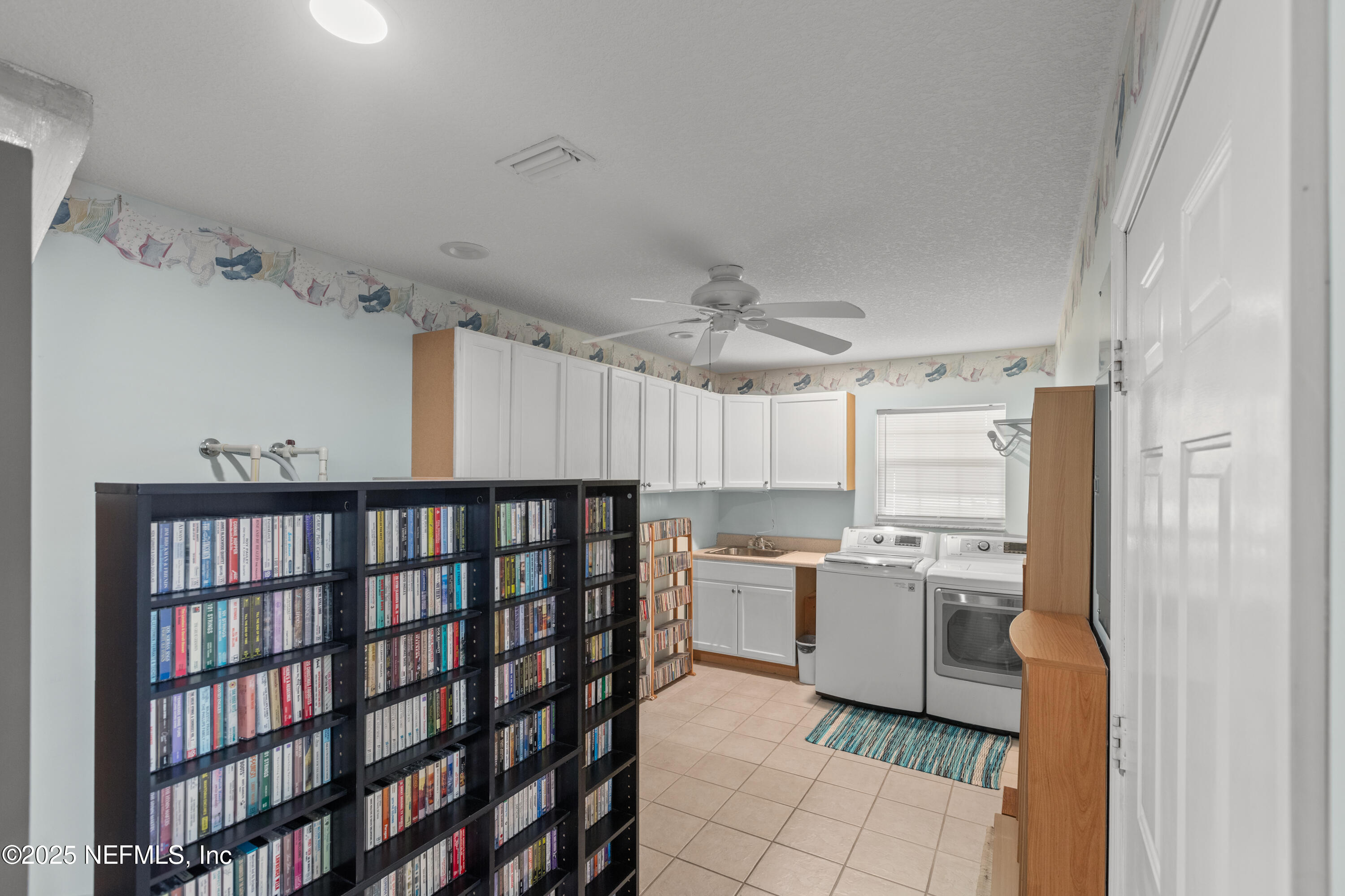 618 Southeast 44th Street Keystone Heights, FL 32656 - Photo 46 of 66 a kitchen with a sink a refrigerator and cabinets