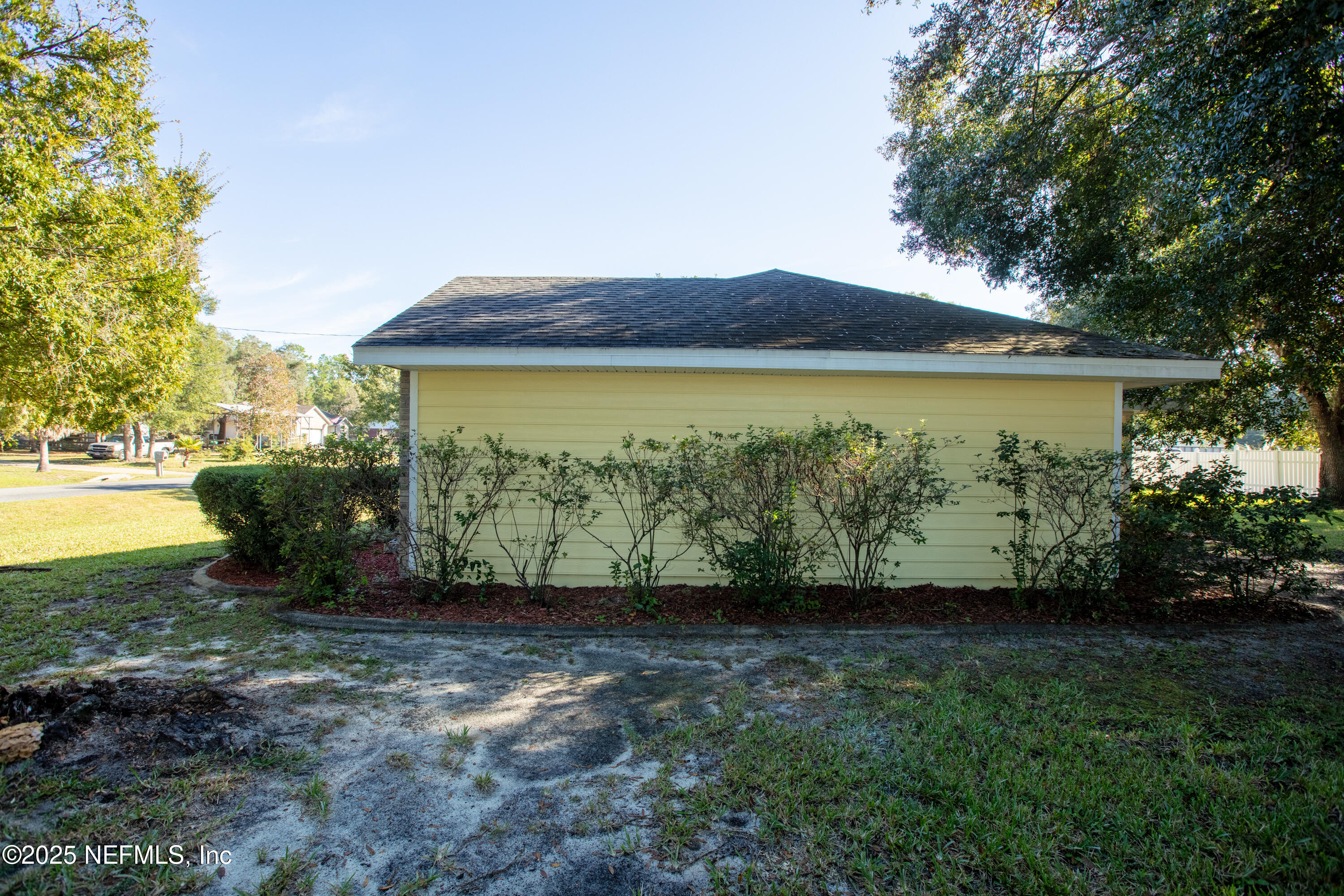 618 Southeast 44th Street Keystone Heights, FL 32656 - Photo 7 of 66 a view of outdoor space with garden
