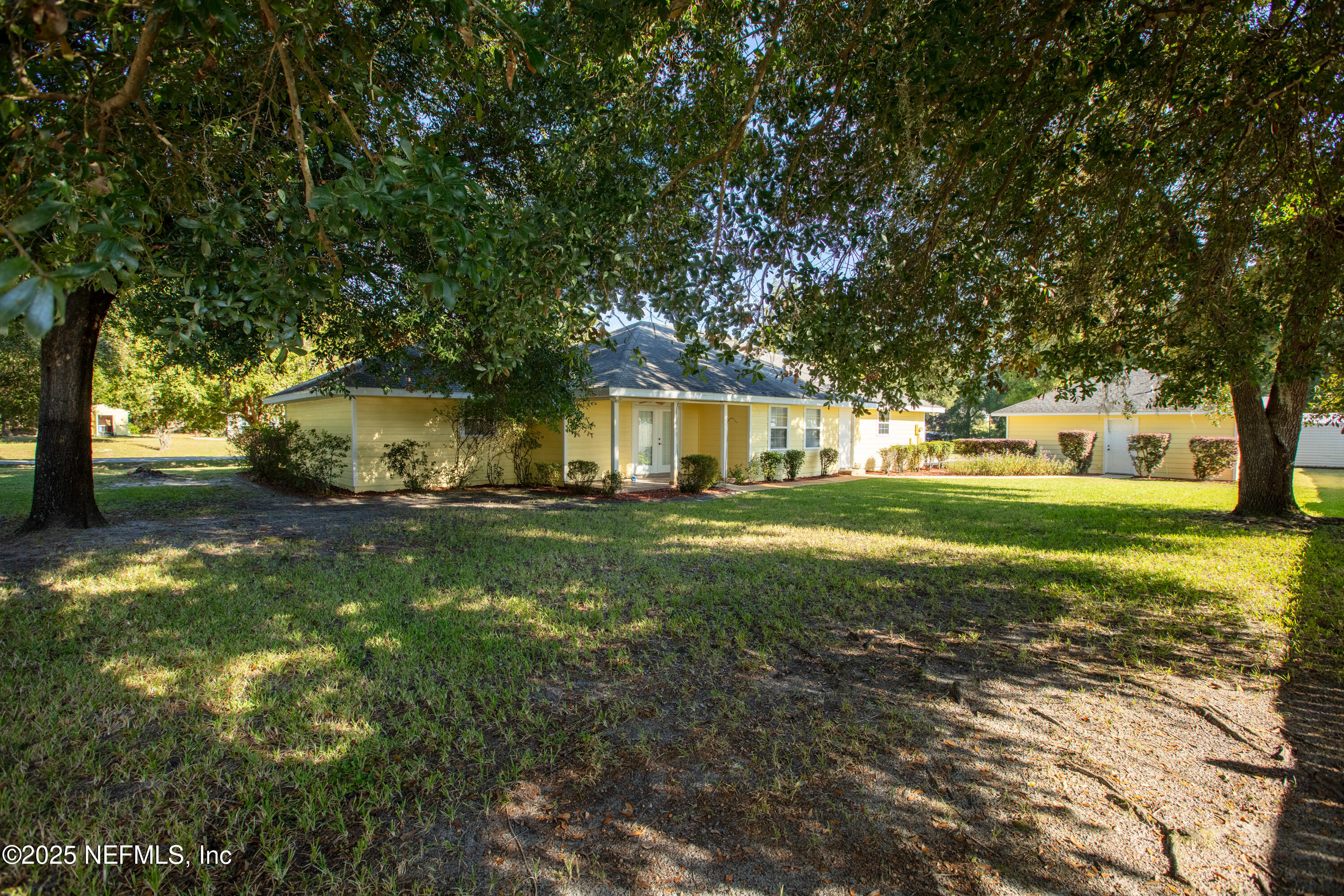 618 Southeast 44th Street Keystone Heights, FL 32656 - Photo 8 of 66 a view of a tree in front of a house