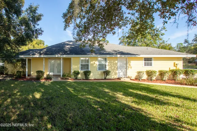 a view of a house with a yard