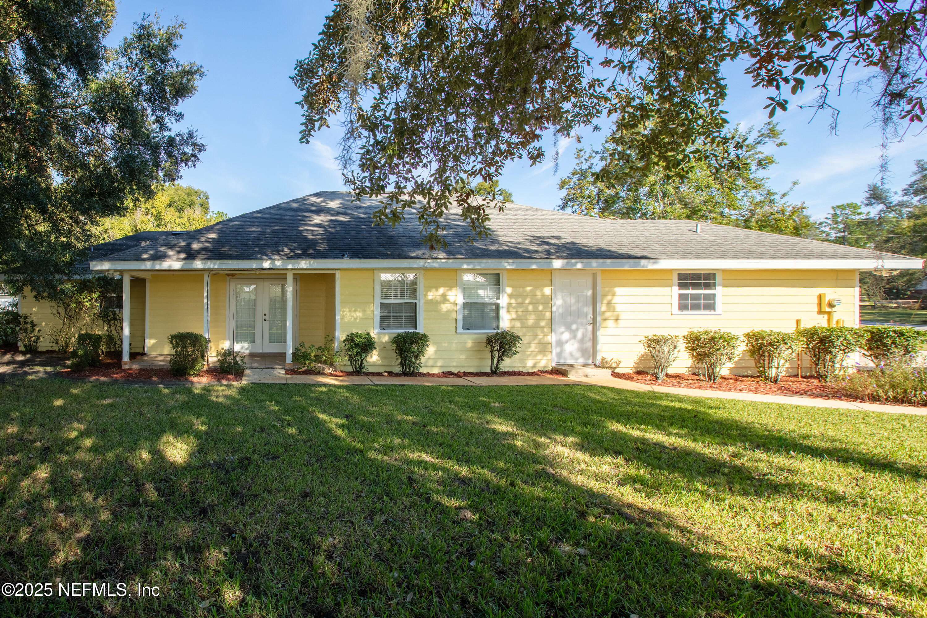618 Southeast 44th Street Keystone Heights, FL 32656 - Photo 9 of 66 a front view of house with yard and outdoor seating