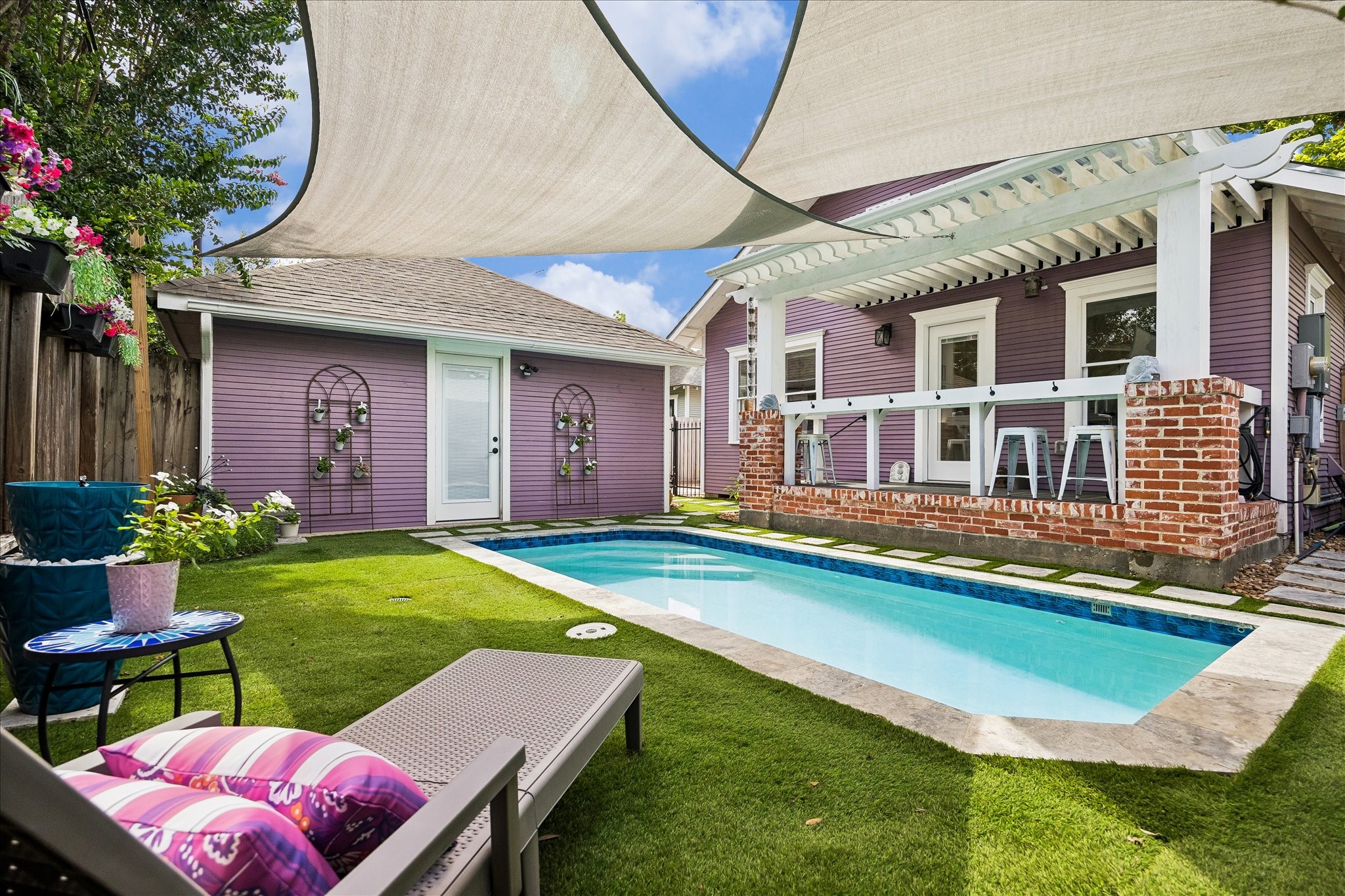1019 East 14th Street Houston, TX 77009 - Photo 28 of 34 a view of a house with a swimming pool and sitting area