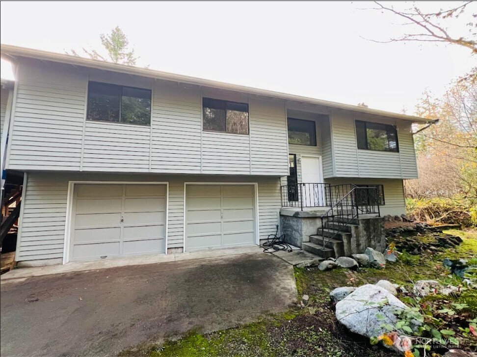 1412 Centralia Alpha Road Chehalis, WA 98532 - Photo 1 of 37 a front view of a house with a garage