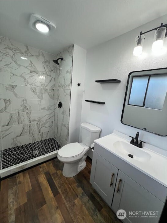 1412 Centralia Alpha Road Chehalis, WA 98532 - Photo 13 of 37 a bathroom with a sink toilet and shower