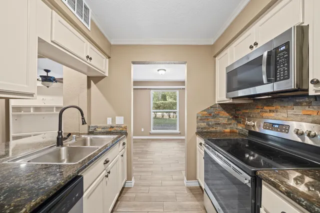 $1,500 | 39 Hideaway Drive, Friendswood, TX 77546