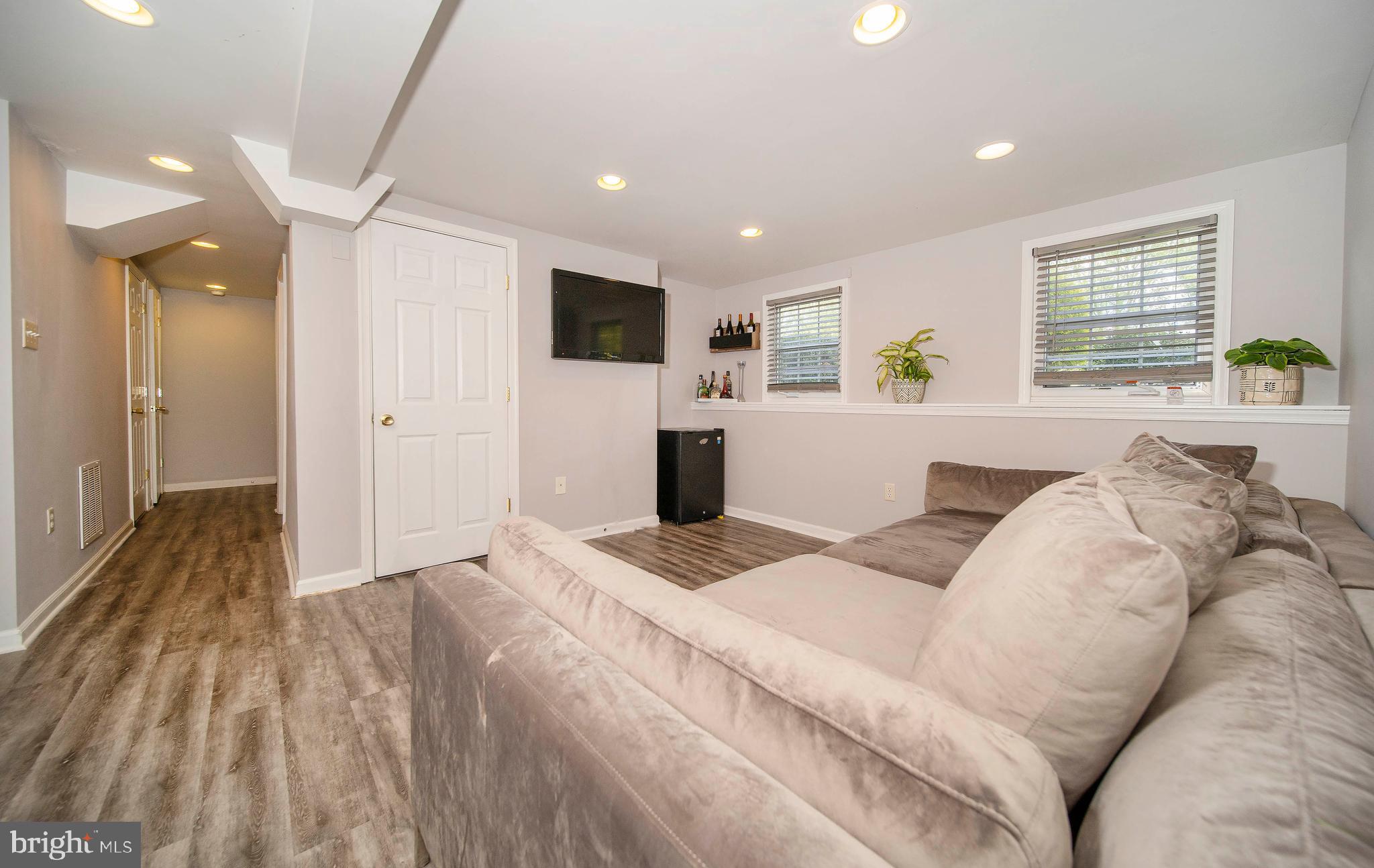 16 Leader Drive Newark, DE 19713 - Photo 19 of 28 a bed room with a bed and a television