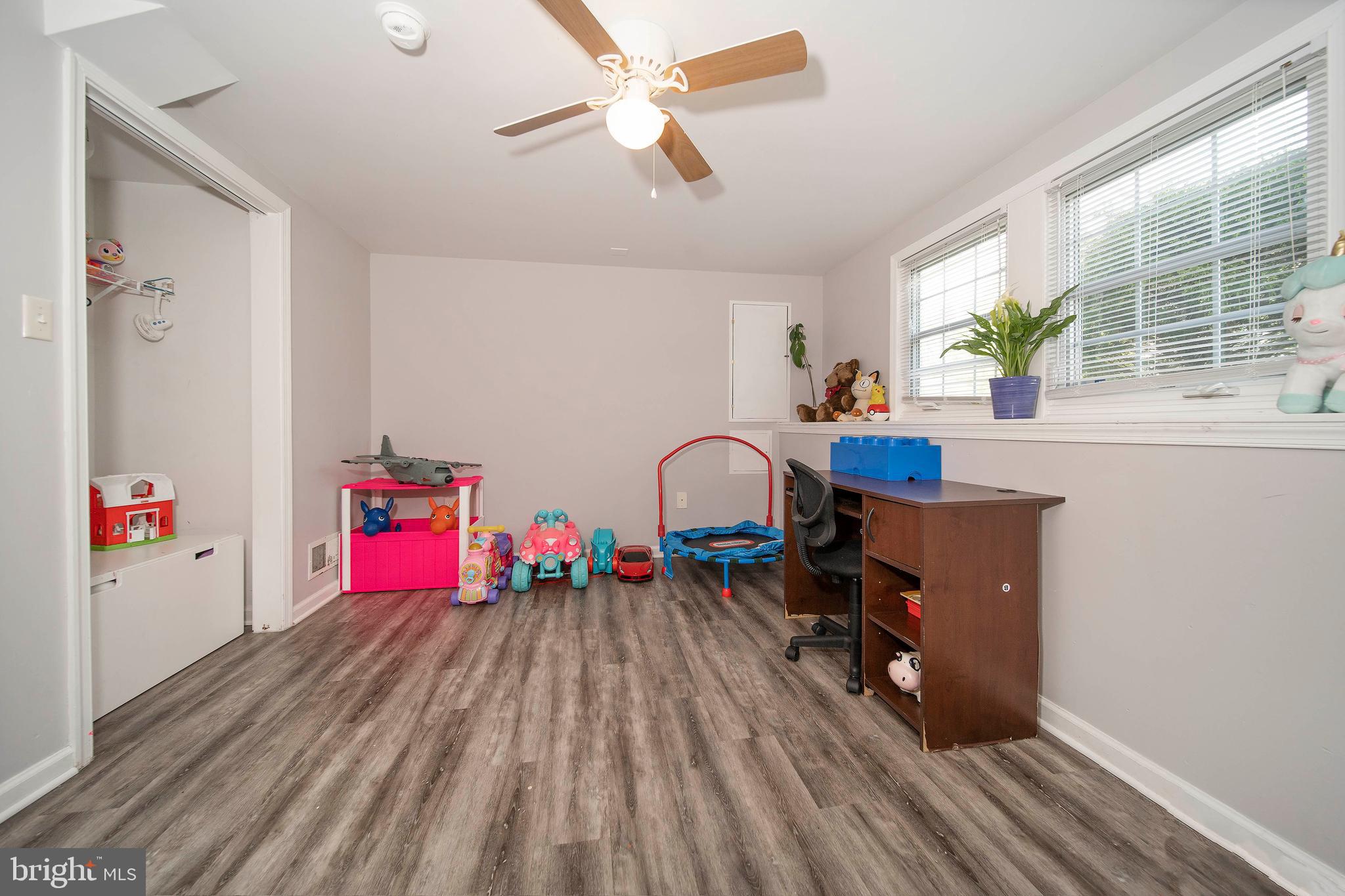 16 Leader Drive Newark, DE 19713 - Photo 21 of 28 a very nice looking room with a couch