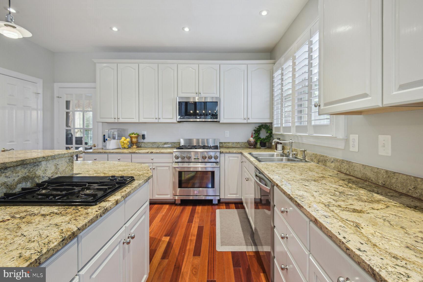 10 Maplecrest Court Potomac, MD 20854 - Photo 17 of 73 4 Burner Gas Range and 2 Burner Electric Cooktop