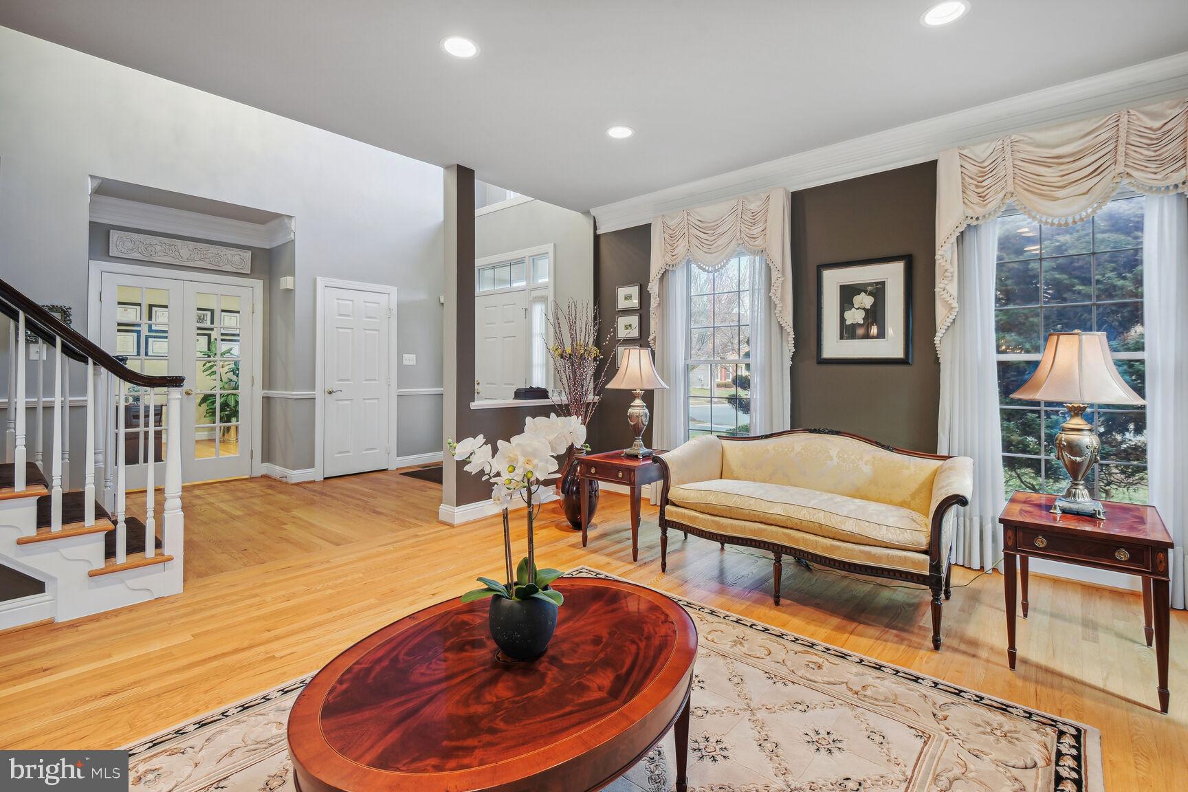 10 Maplecrest Court Potomac, MD 20854 - Photo 22 of 73 Spacious Living Room