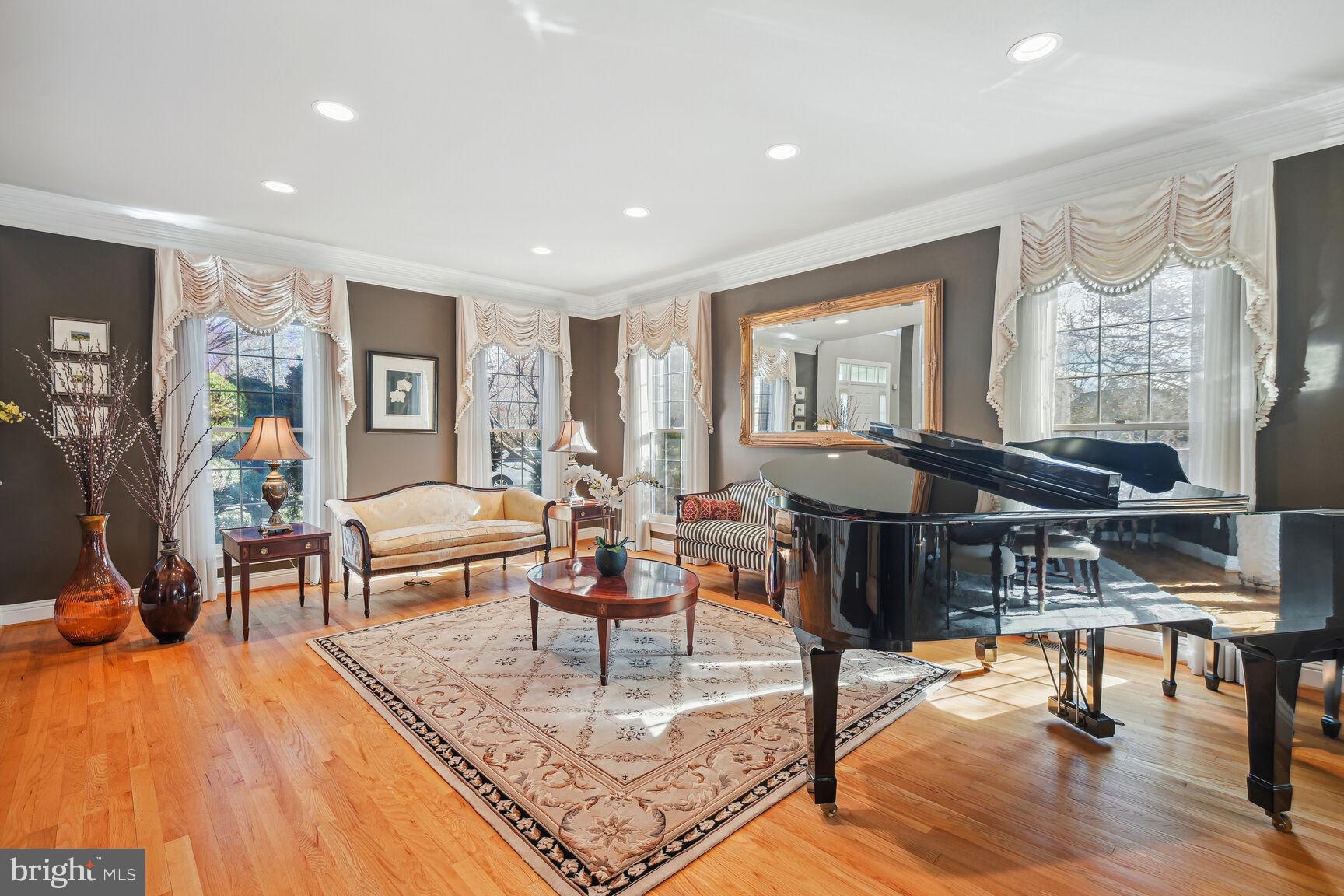 10 Maplecrest Court Potomac, MD 20854 - Photo 23 of 73 Living Room