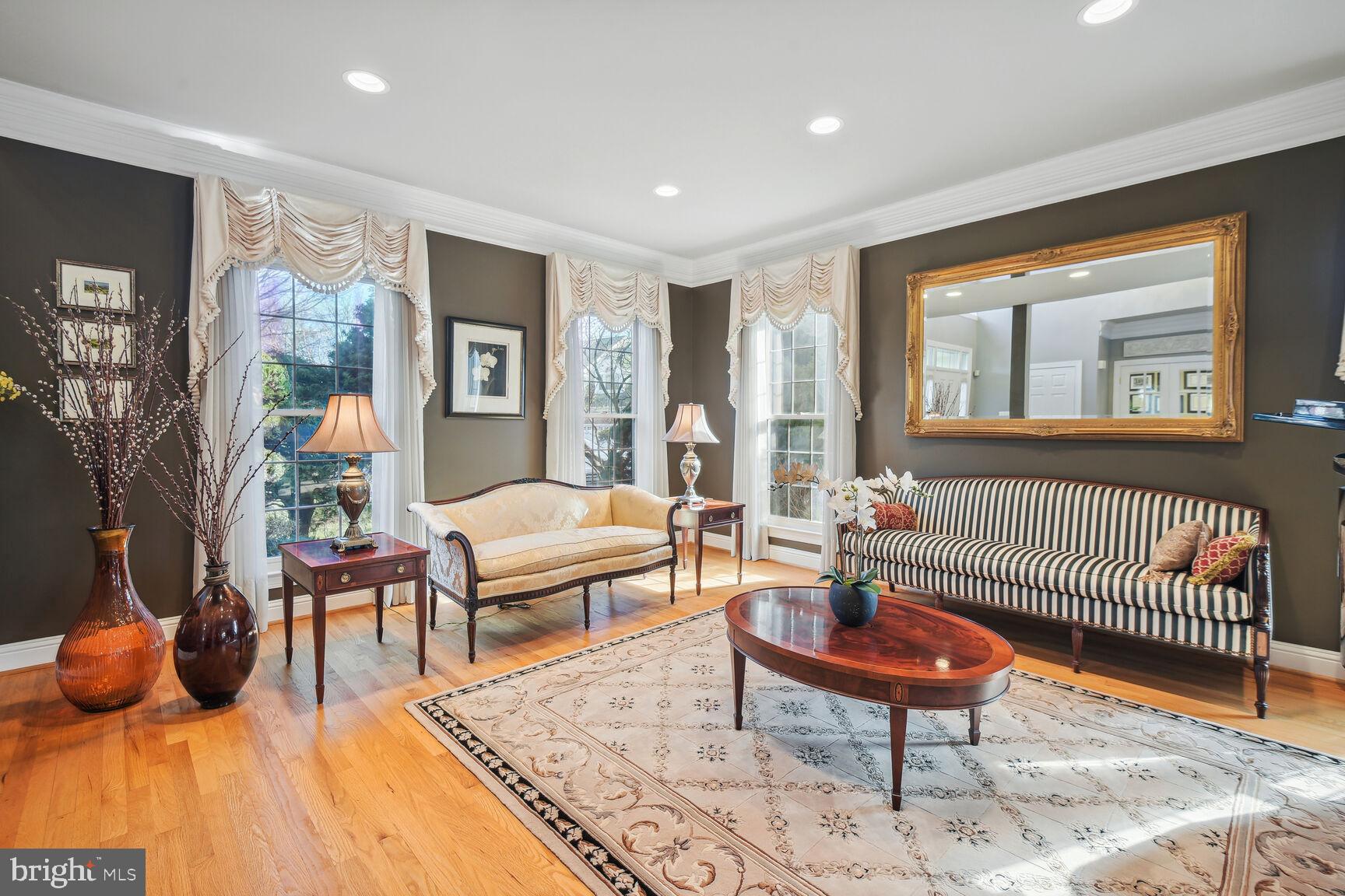 10 Maplecrest Court Potomac, MD 20854 - Photo 25 of 73 Living Room
