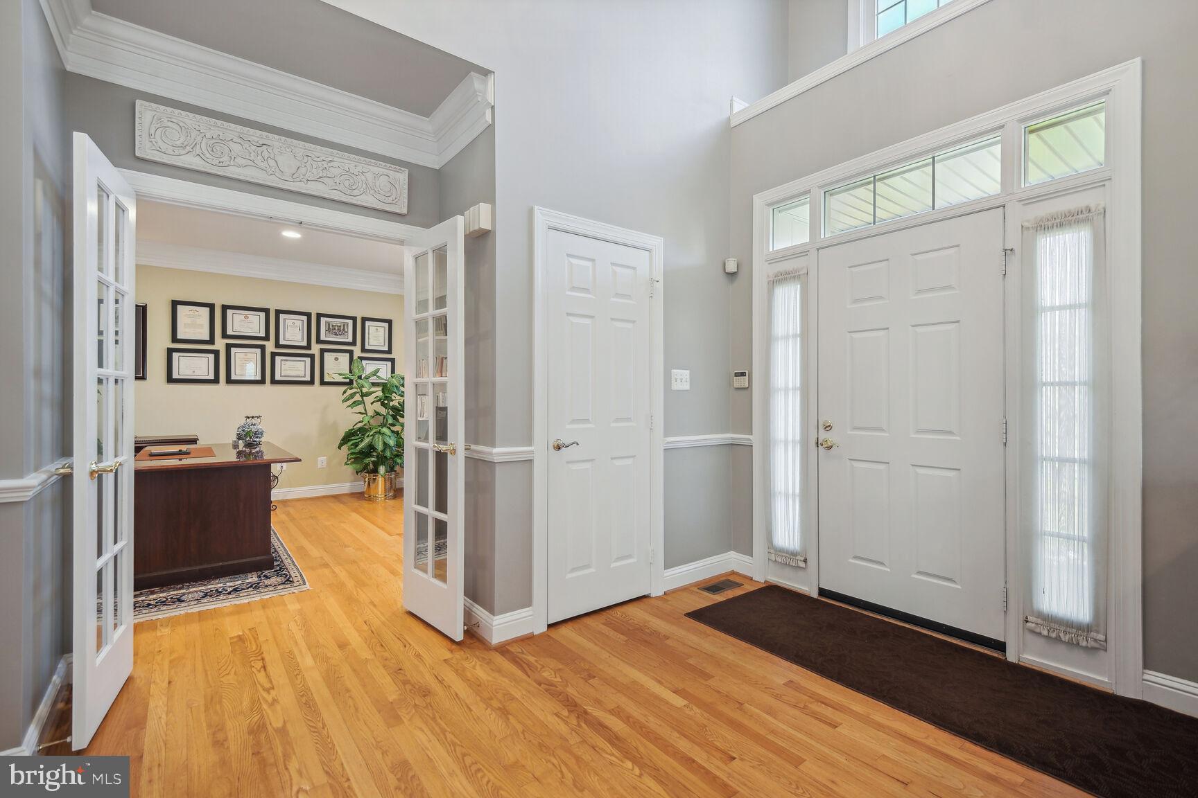 10 Maplecrest Court Potomac, MD 20854 - Photo 5 of 73 Entry Foyer