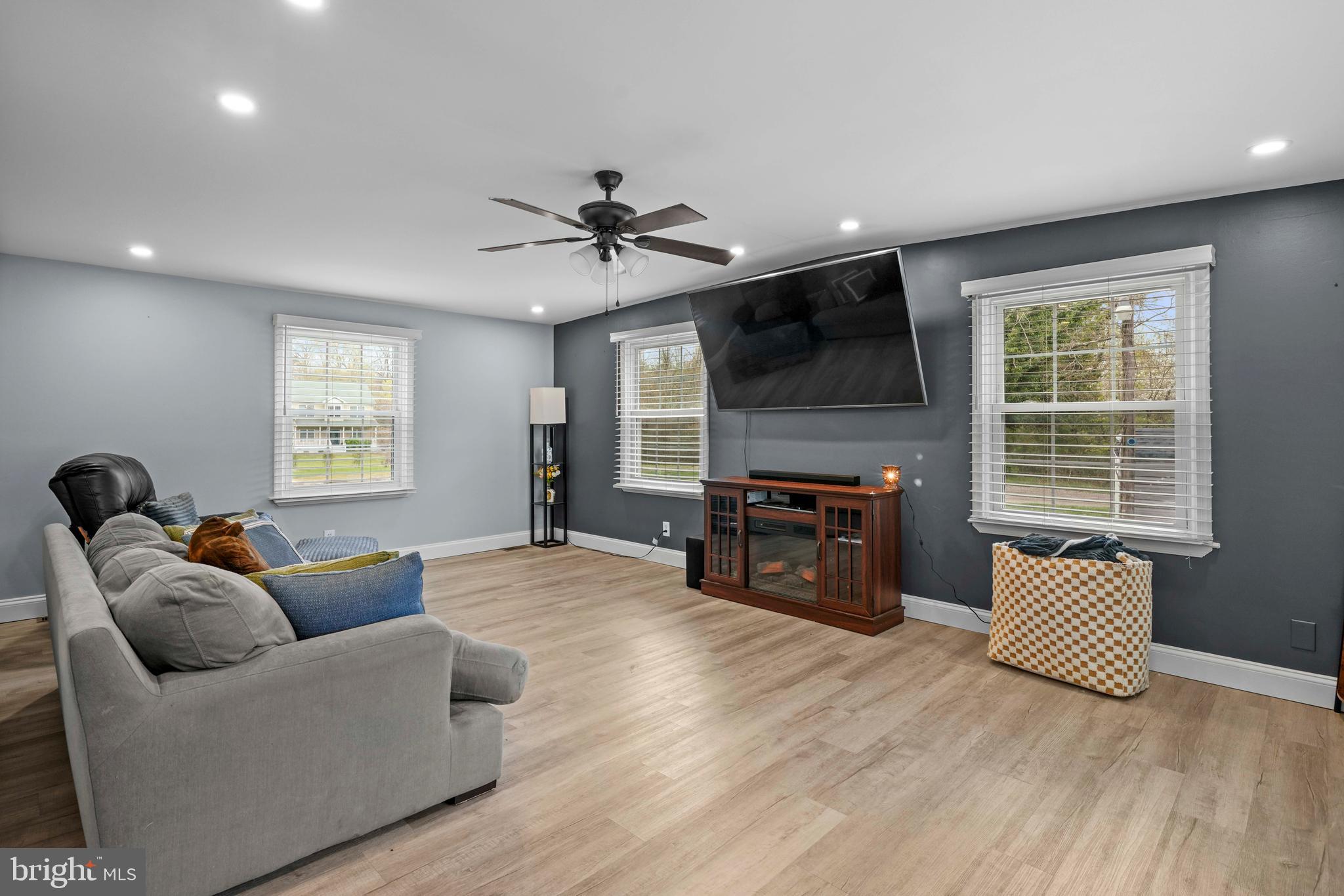 15928 Brandywine Road Brandywine, MD 20613 - Photo 4 of 40 a living room with furniture and a flat screen tv