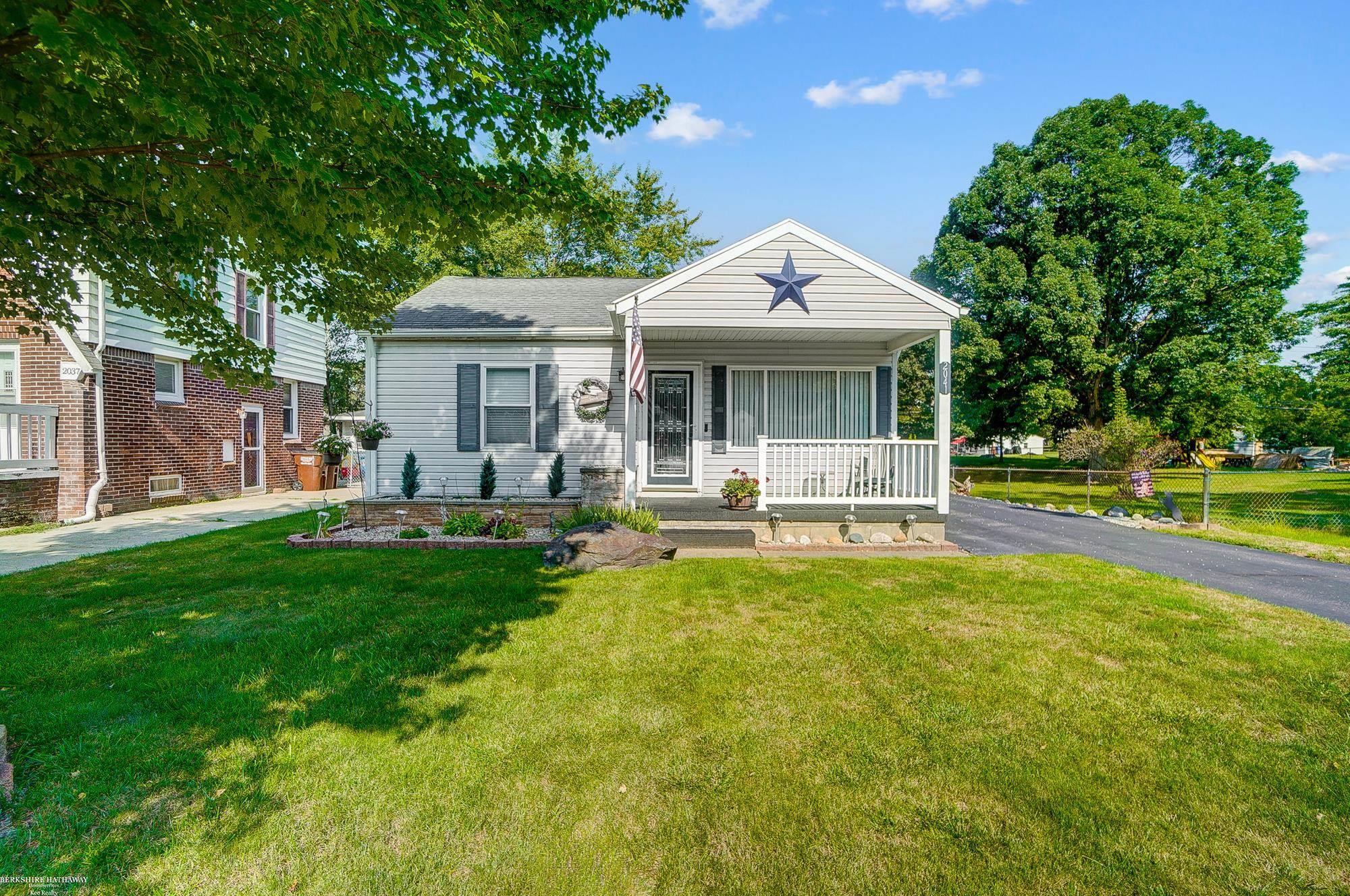 2041 Vivian Road Monroe, MI 48162 - Photo 2 of 42 50152860-fe87faab-73cc-46b0-b7f8-e11cdeaf6bbf.JPG