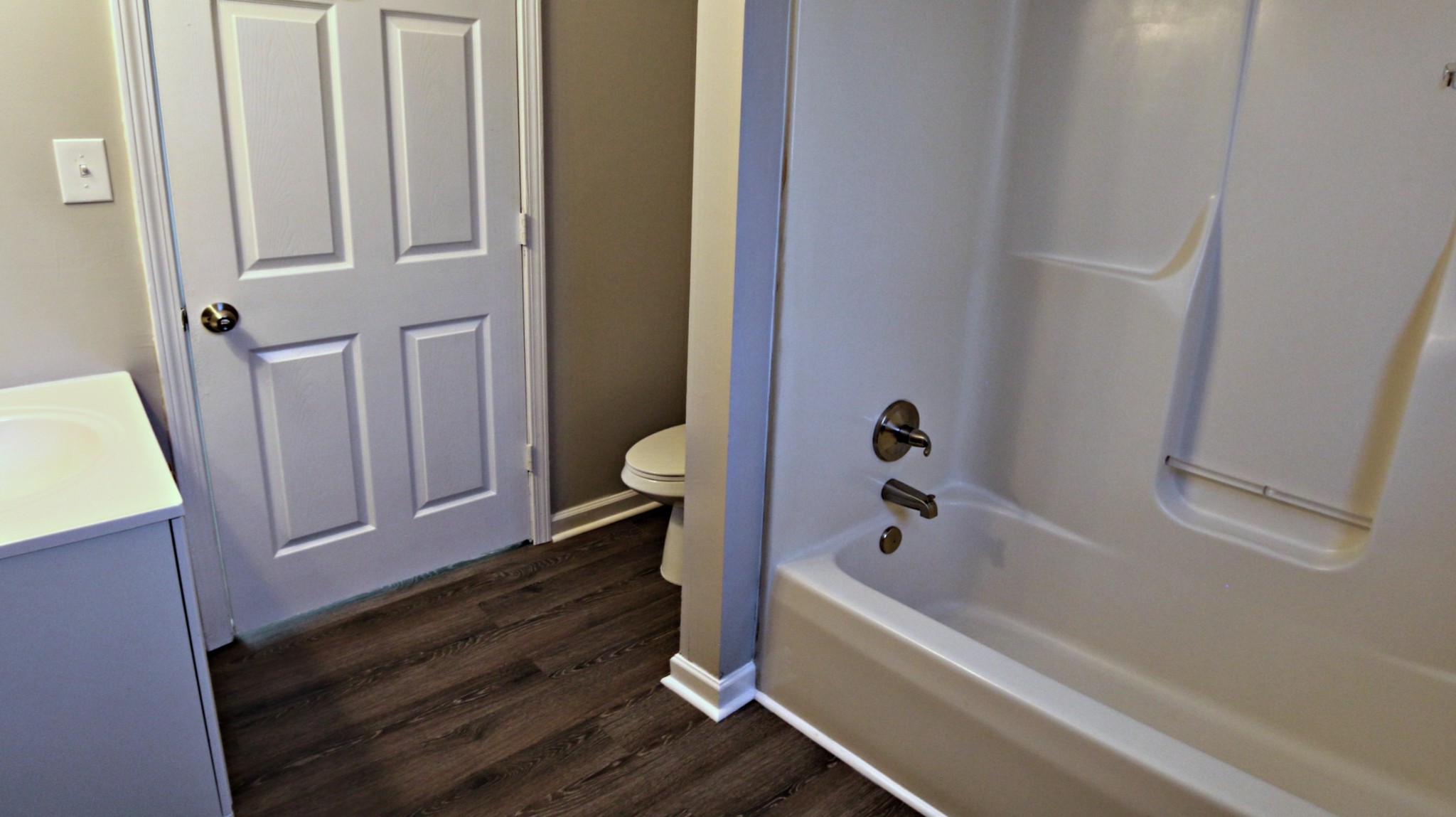 260 Hugh Hunter Road Oak Grove, KY 42262 - Photo 25 of 30 a bathroom with a bathtub a sink and a toilet