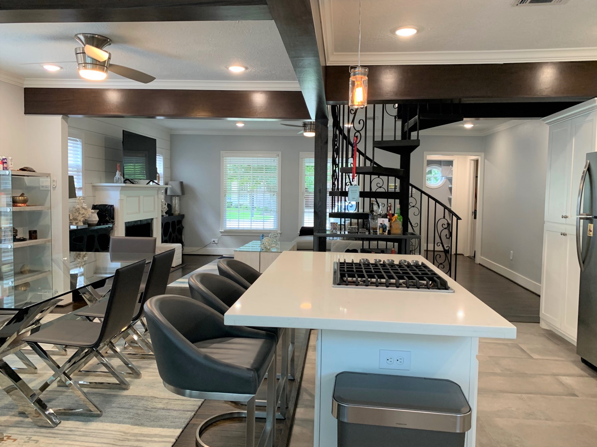 3909 Rice Boulevard Houston, TX 77005 - Photo 4 of 17 a kitchen with a table chairs and a dining table