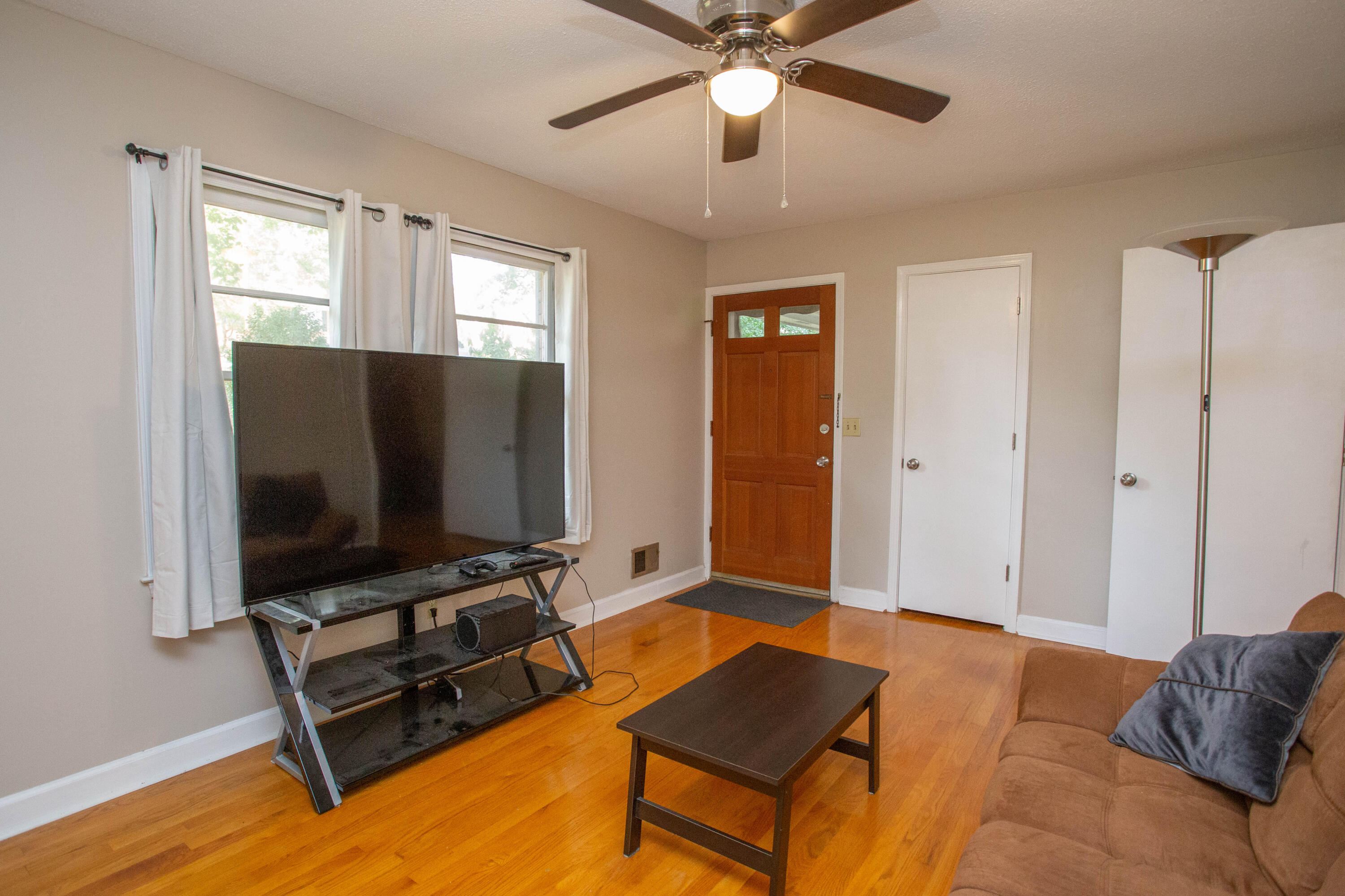 5450 Oakcrest Road Sumter, SC 29154 - Photo 16 of 38 living room/entry