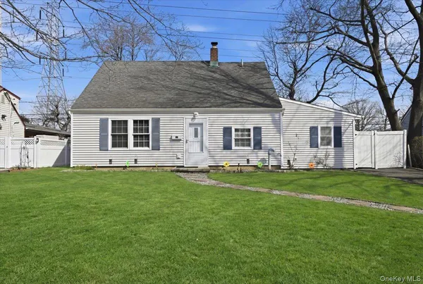 $599,000 | 113 Hickory Lane, Levittown, NY 11756