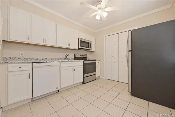 $599,000 | 113 Hickory Lane, Levittown, NY 11756