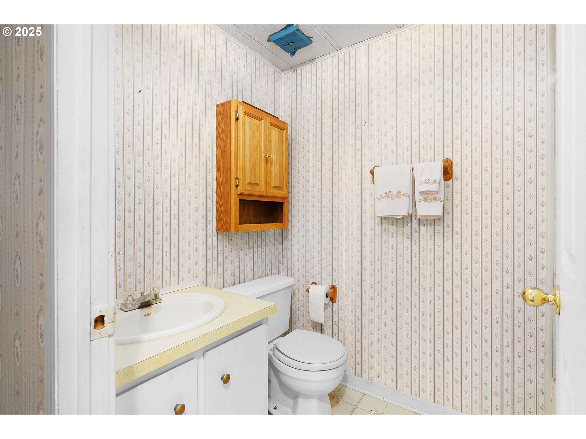 504 Red Hill Road Yoncalla, OR 97499 - Photo 13 of 20 Bathroom