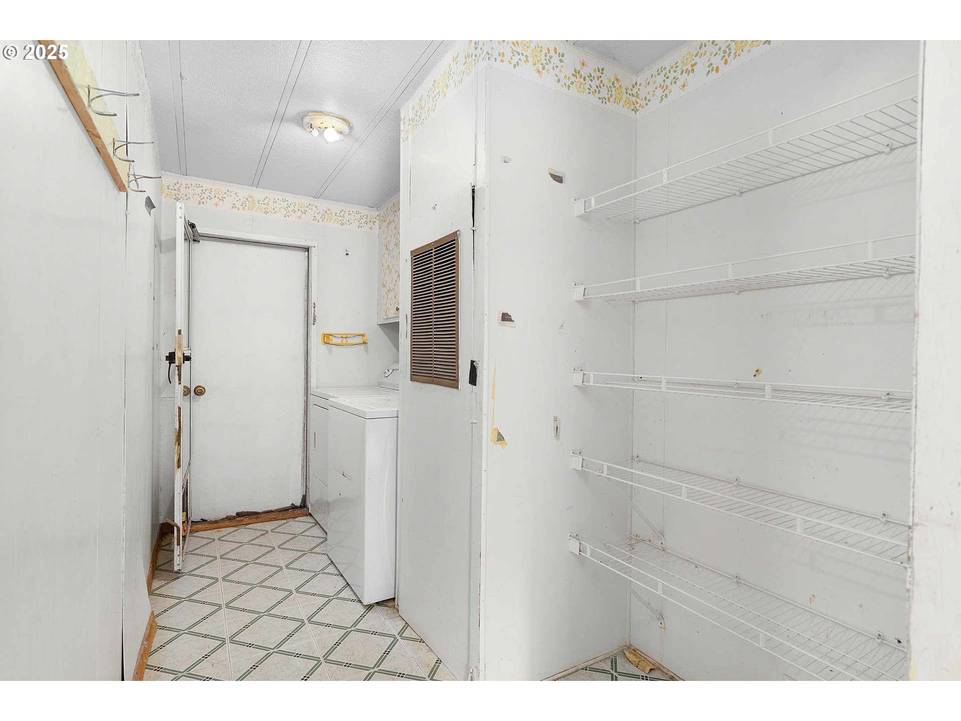 504 Red Hill Road Yoncalla, OR 97499 - Photo 14 of 20 Utility Room