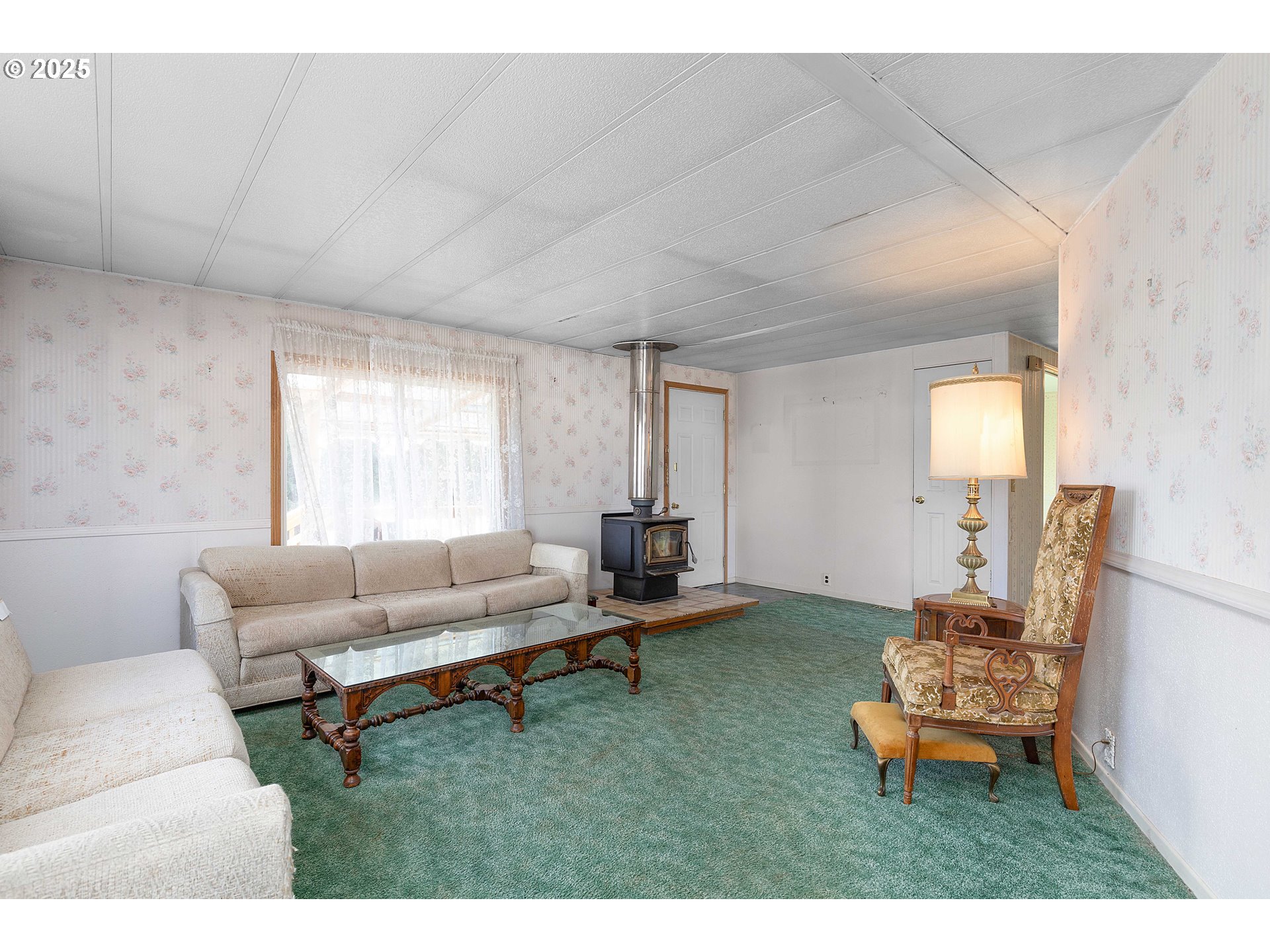 504 Red Hill Road Yoncalla, OR 97499 - Photo 4 of 20 Living Room