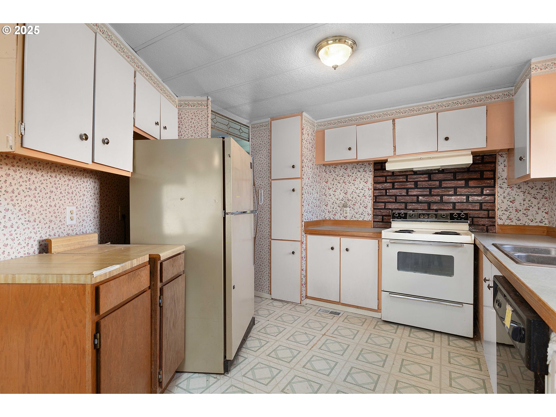 504 Red Hill Road Yoncalla, OR 97499 - Photo 6 of 20 Kitchen