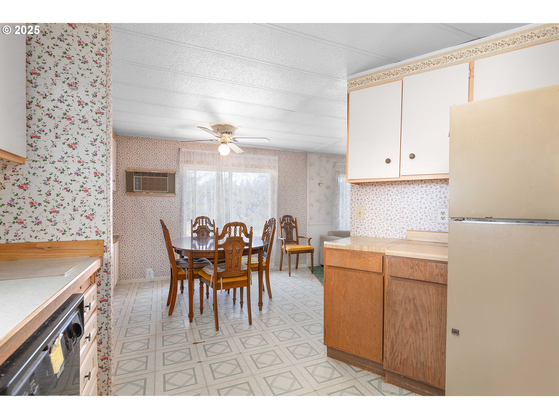504 Red Hill Road Yoncalla, OR 97499 - Photo 7 of 20 Dining Room