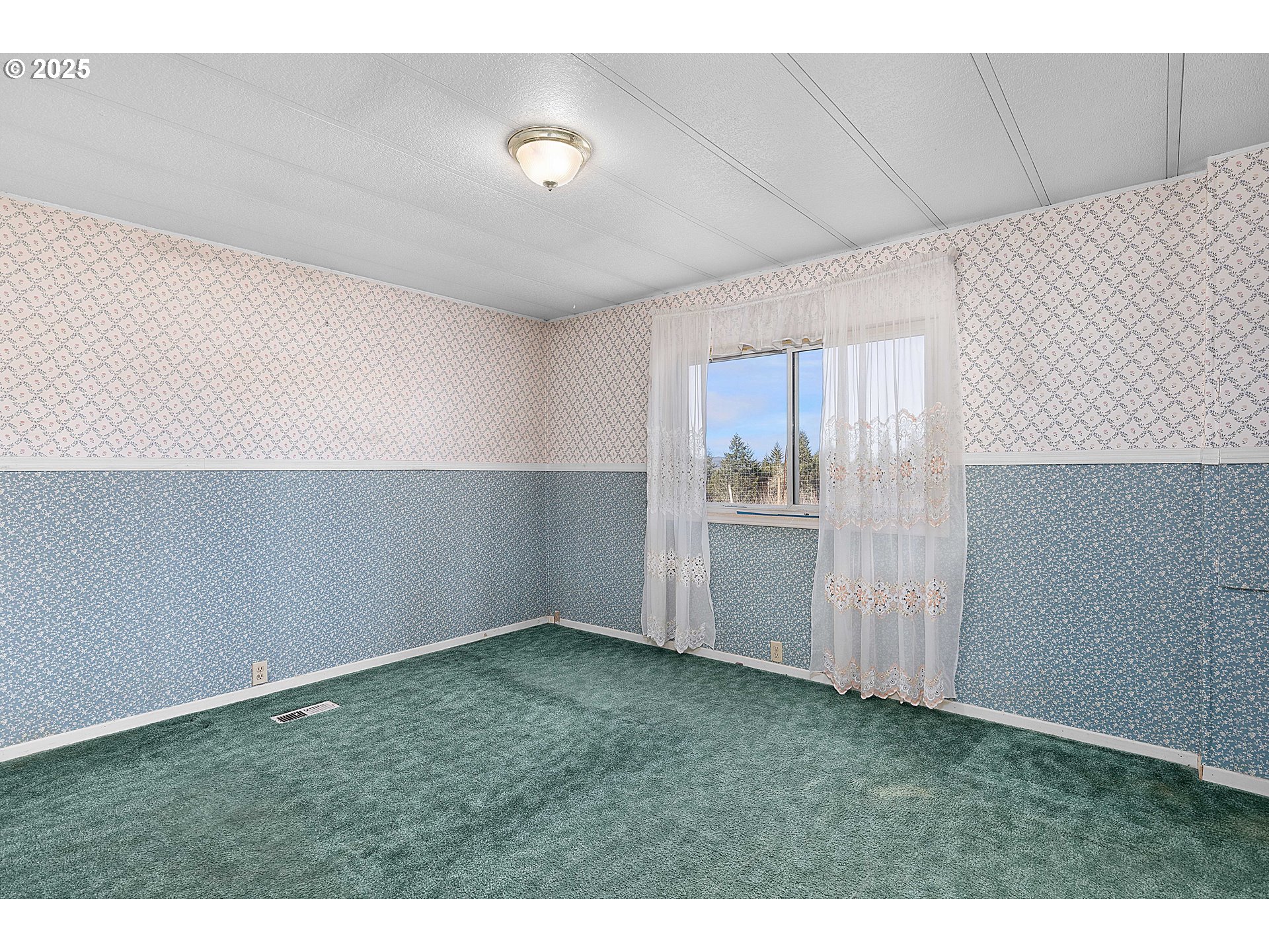 504 Red Hill Road Yoncalla, OR 97499 - Photo 8 of 20 Bedroom, Primary