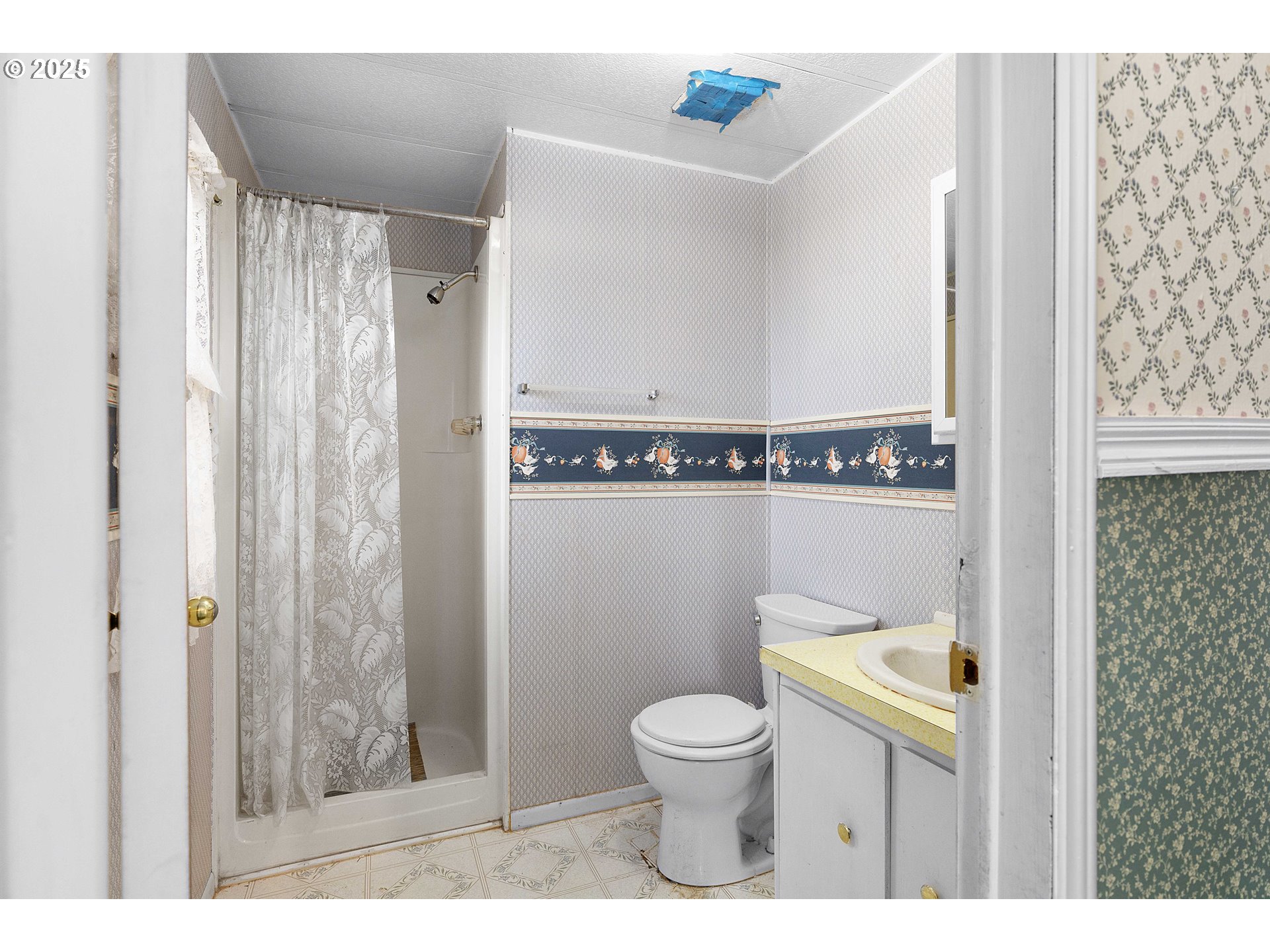 504 Red Hill Road Yoncalla, OR 97499 - Photo 10 of 20 Bathroom