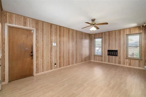 $275,000 | 833 Ray Andra Drive, DeSoto, TX 75115
