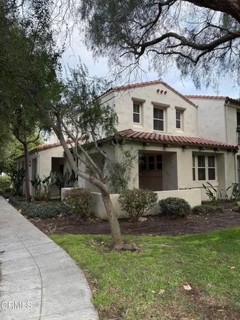 a view of a yard in front of house