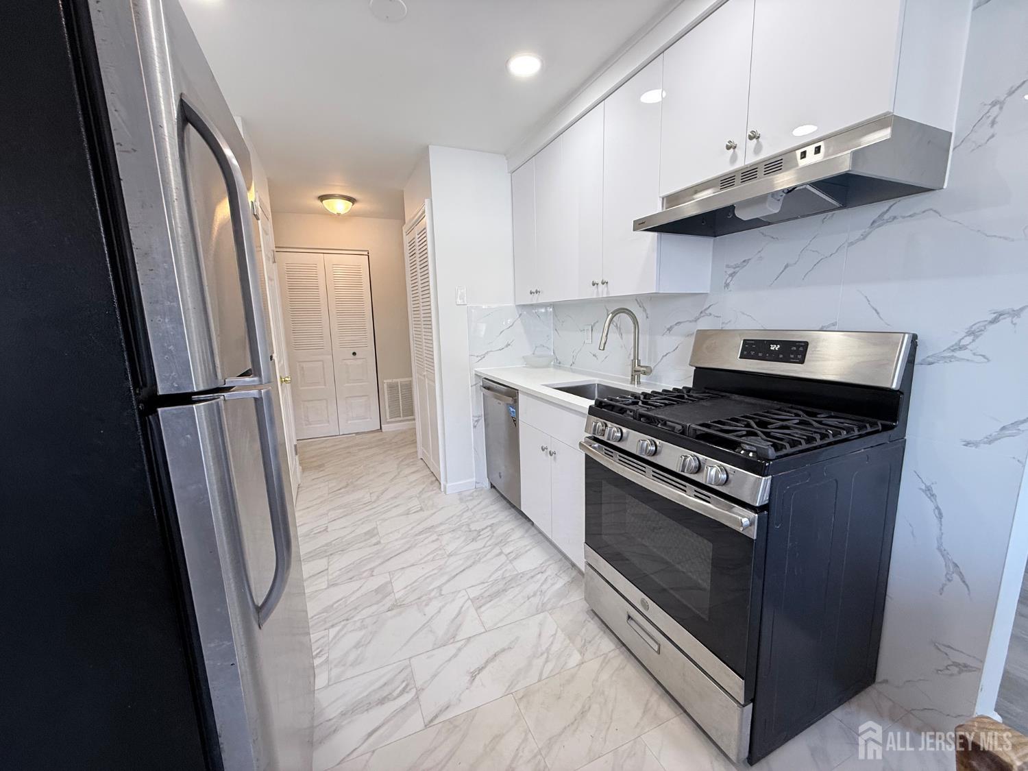 513 Edison Glen Terrace Edison, NJ 08837 - Photo 13 of 16