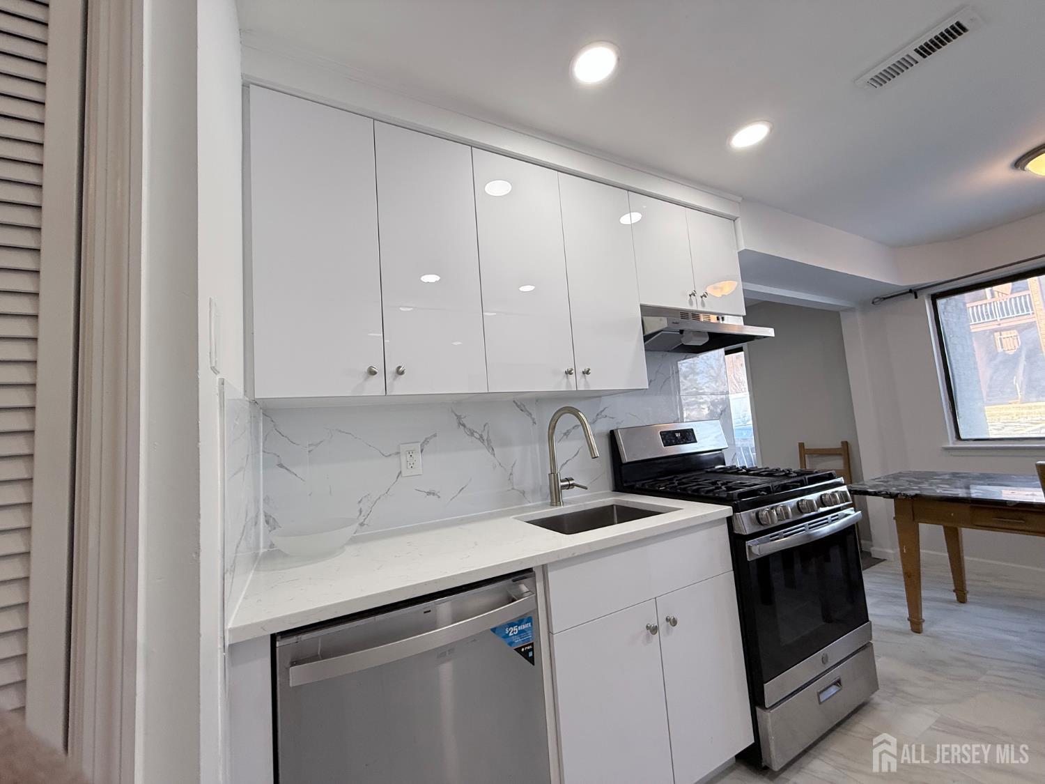 513 Edison Glen Terrace Edison, NJ 08837 - Photo 15 of 16