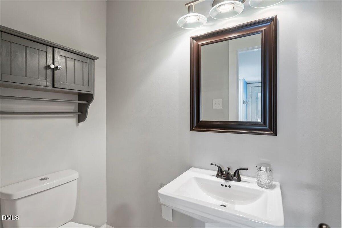 2120 Hillock Drive Raleigh, NC 27612 - Photo 8 of 29 a bathroom with a toilet a sink and mirror