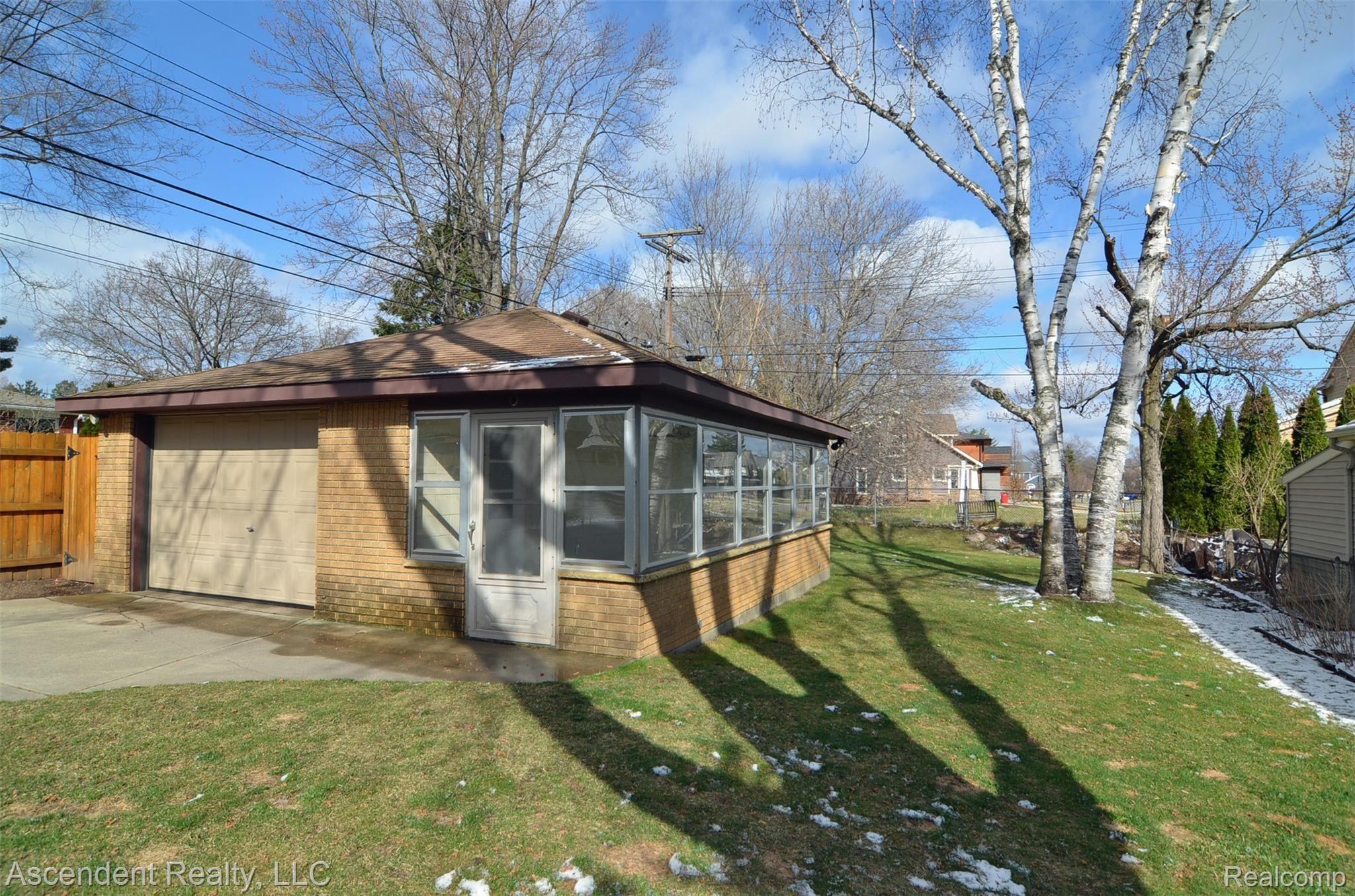 111 South Helen Avenue Rochester, MI 48307 - Photo 22 of 28 Garage with solarium attached.