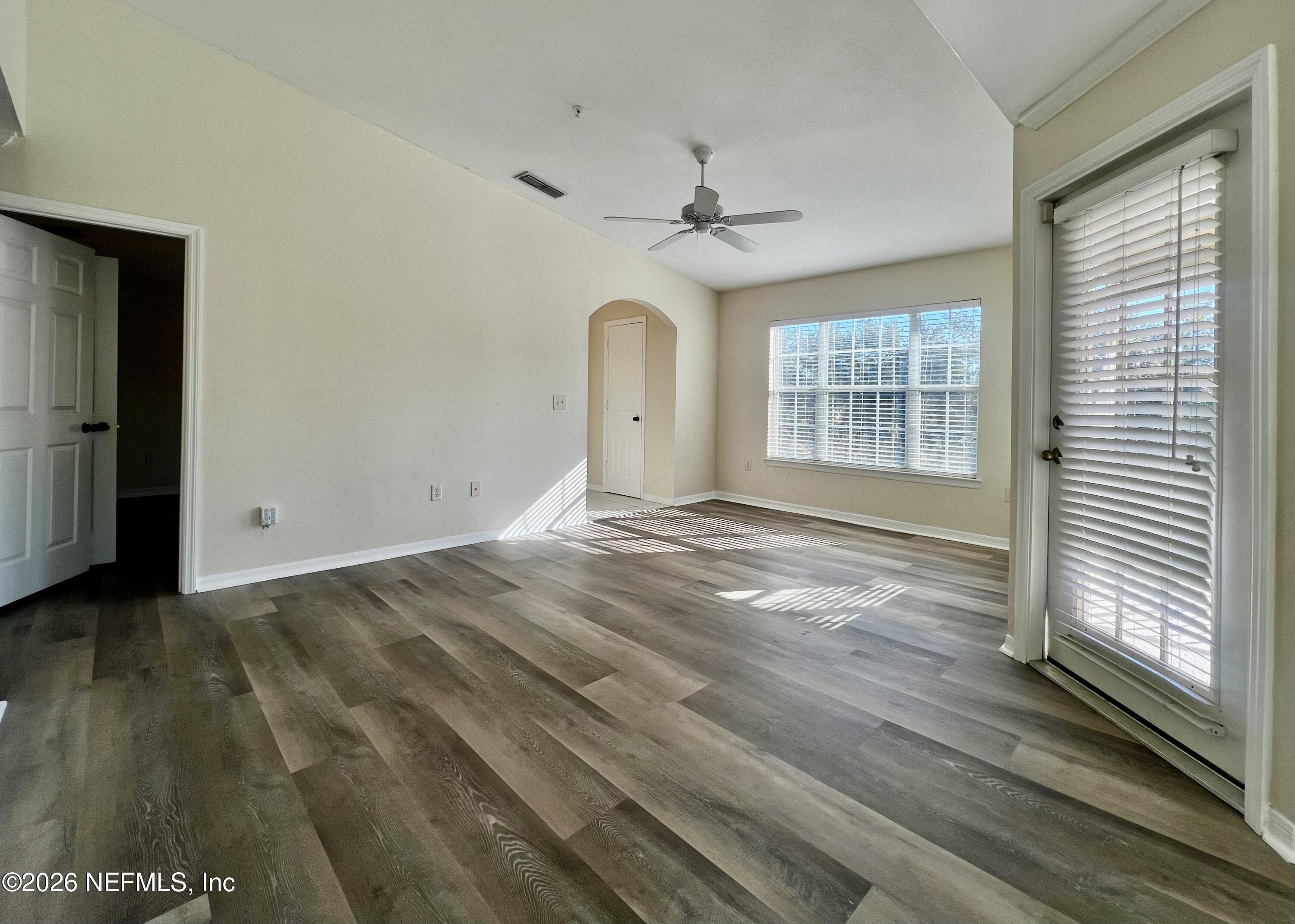 7800 Point Meadows Drive, Unit 938 Jacksonville, FL 32256 - Photo 5 of 34 Living Room
