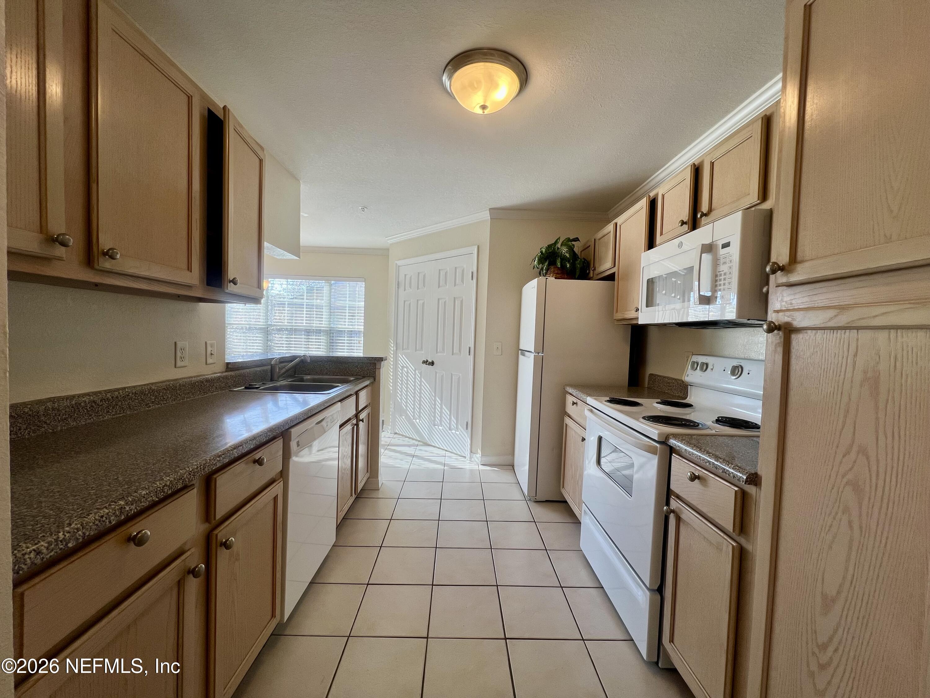 7800 Point Meadows Drive, Unit 938 Jacksonville, FL 32256 - Photo 6 of 34 Kitchen