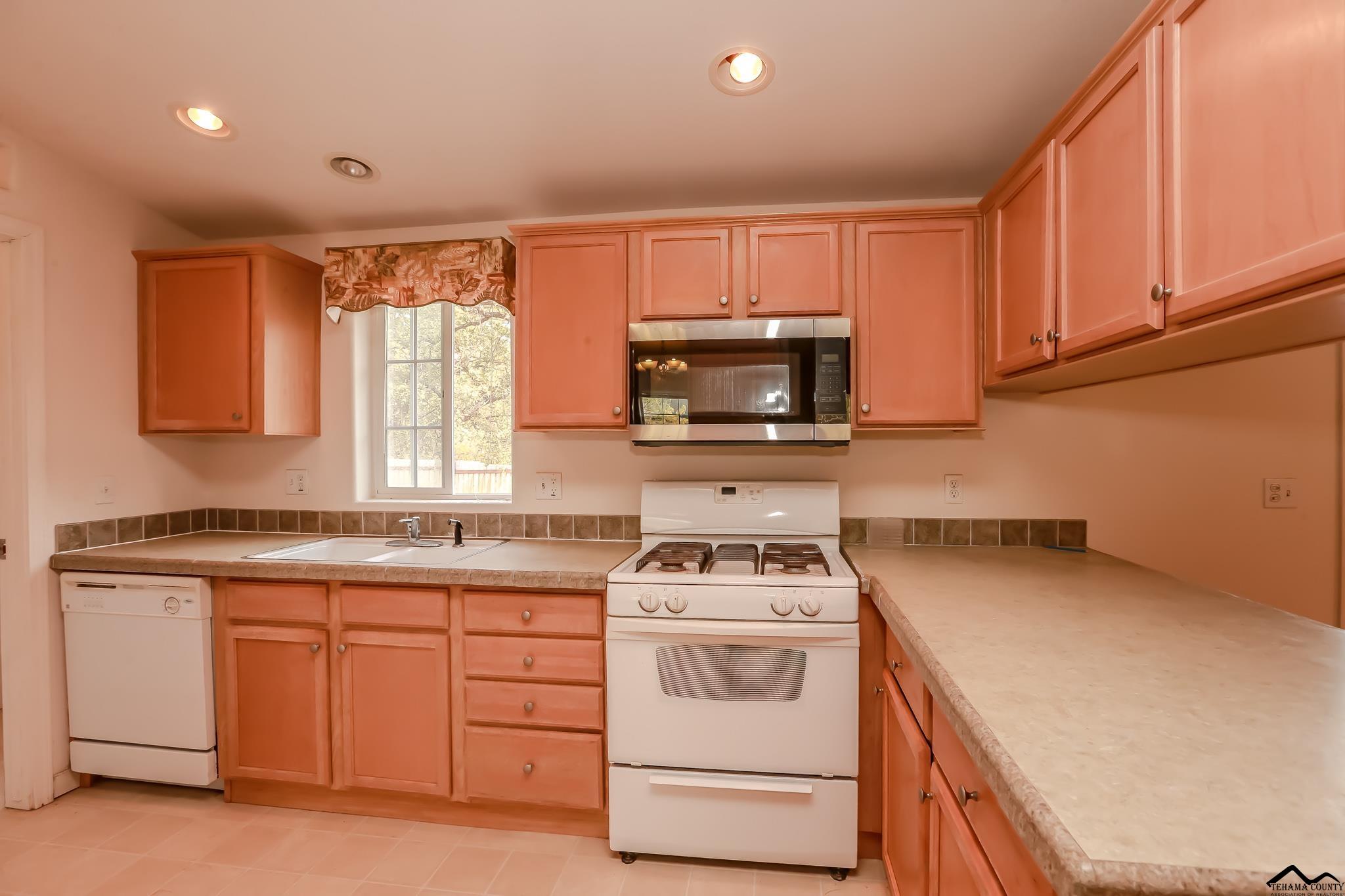 15624 North Siskiyou Loop Corning, CA 96021 - Photo 9 of 32